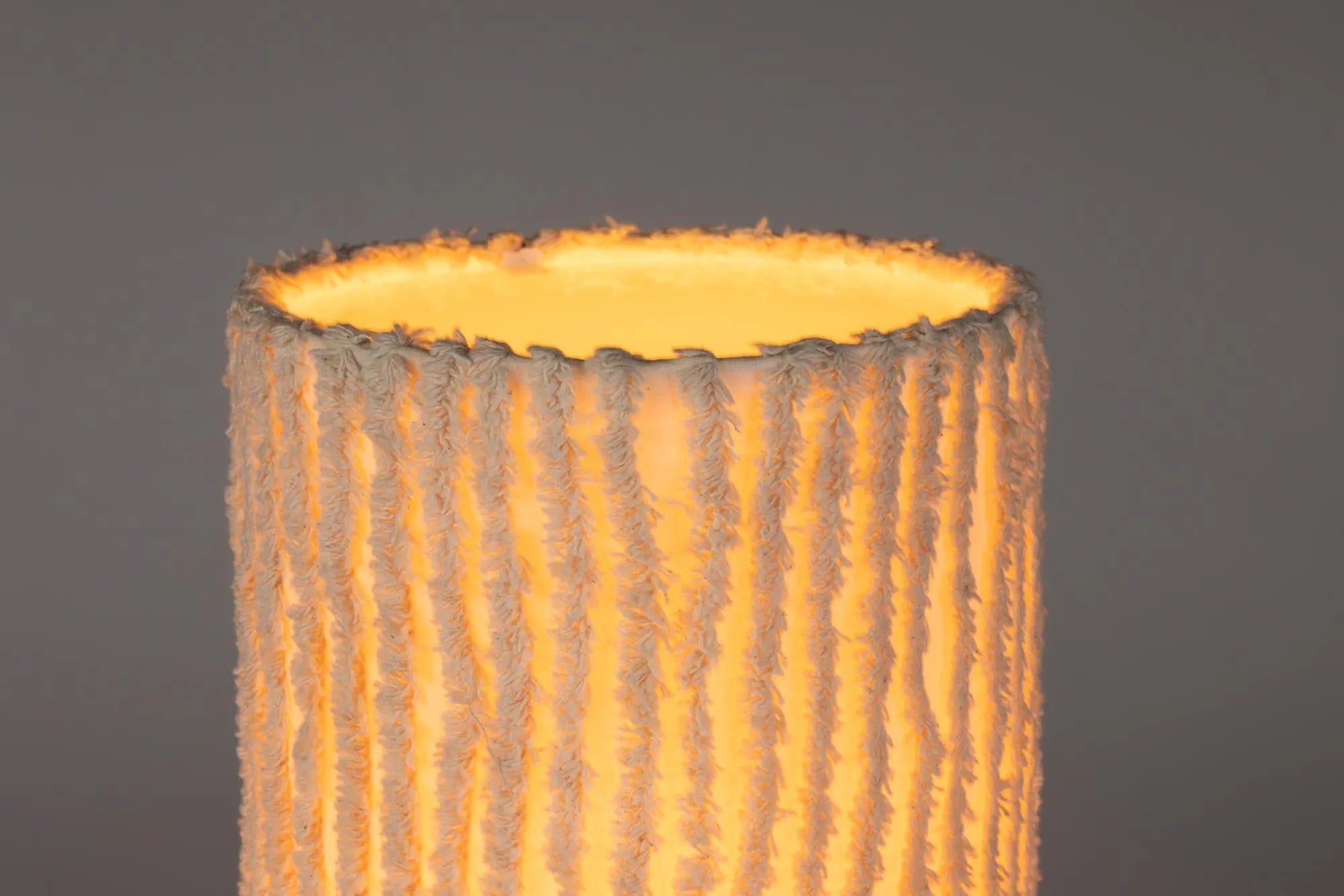 Die Tischleuchte Arjun kombiniert modernes Design mit hochwertigen Materialien und passt perfekt in jedes Zuhause.