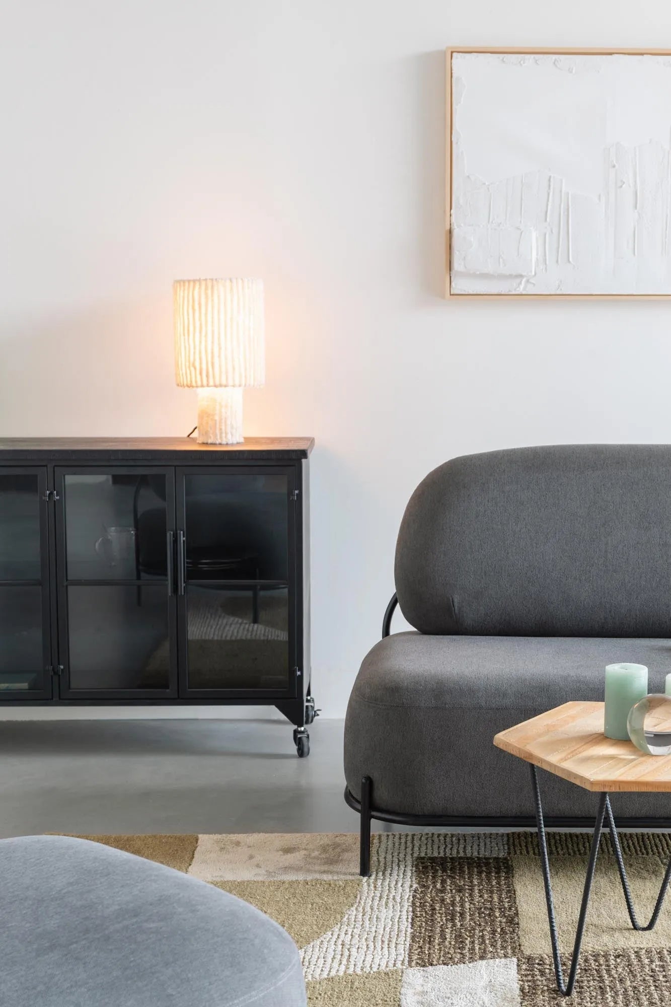 Die Tischleuchte Arjun kombiniert modernes Design mit hochwertigen Materialien und passt perfekt in jedes Zuhause.