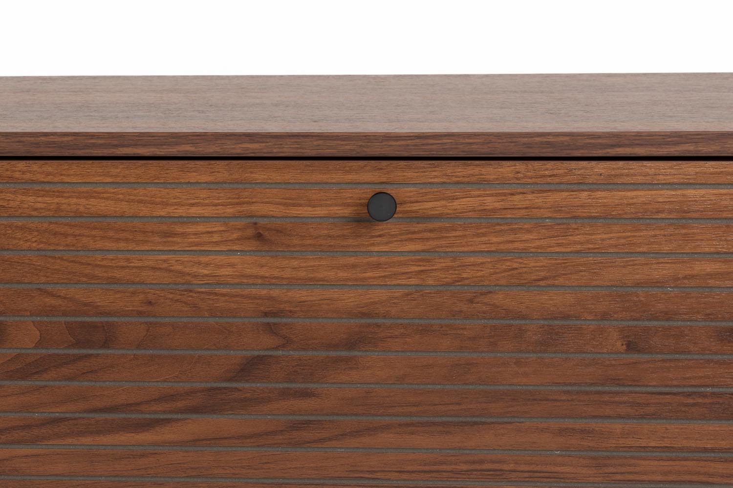 Modernes Sideboard mit Streifen, ideal für stilvolle Einrichtungen.