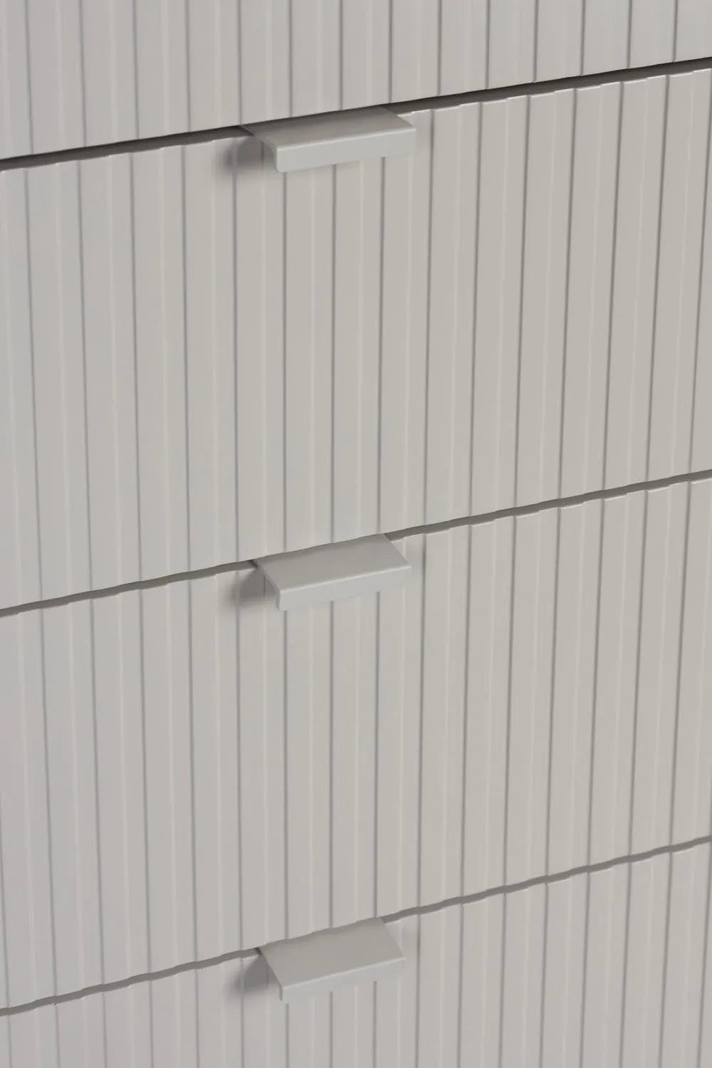 Schrank Cayo: Zeitloses Design mit vielseitigem Stauraum.