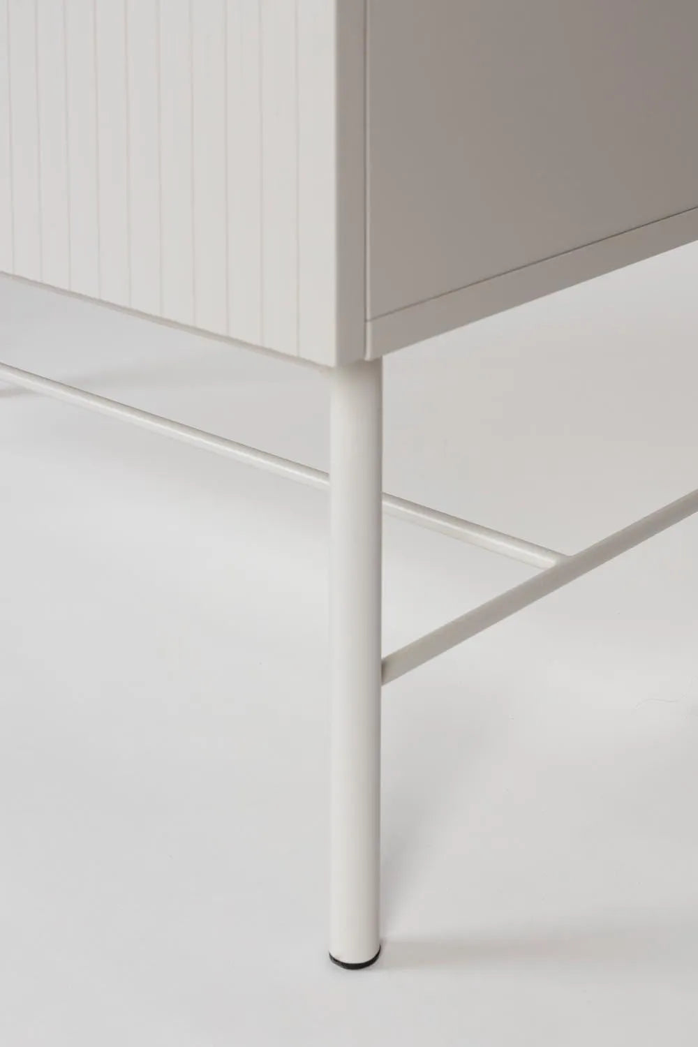 Eleganter Schrank Cayo: Stilvoller Stauraum für jedes Zuhause.