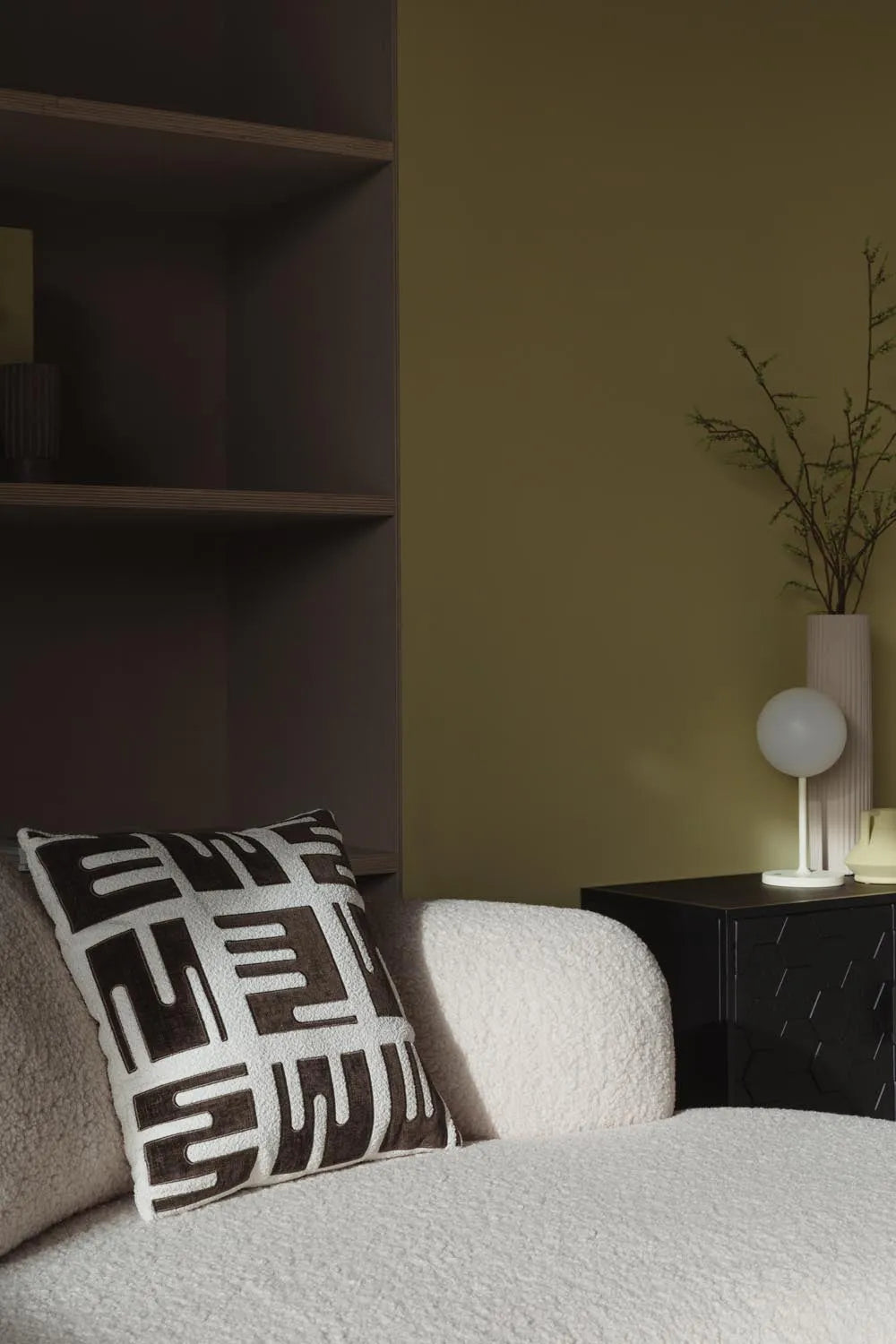 Elegantes Kissen Clyde Braun von White Label Living für stilvolle Räume.