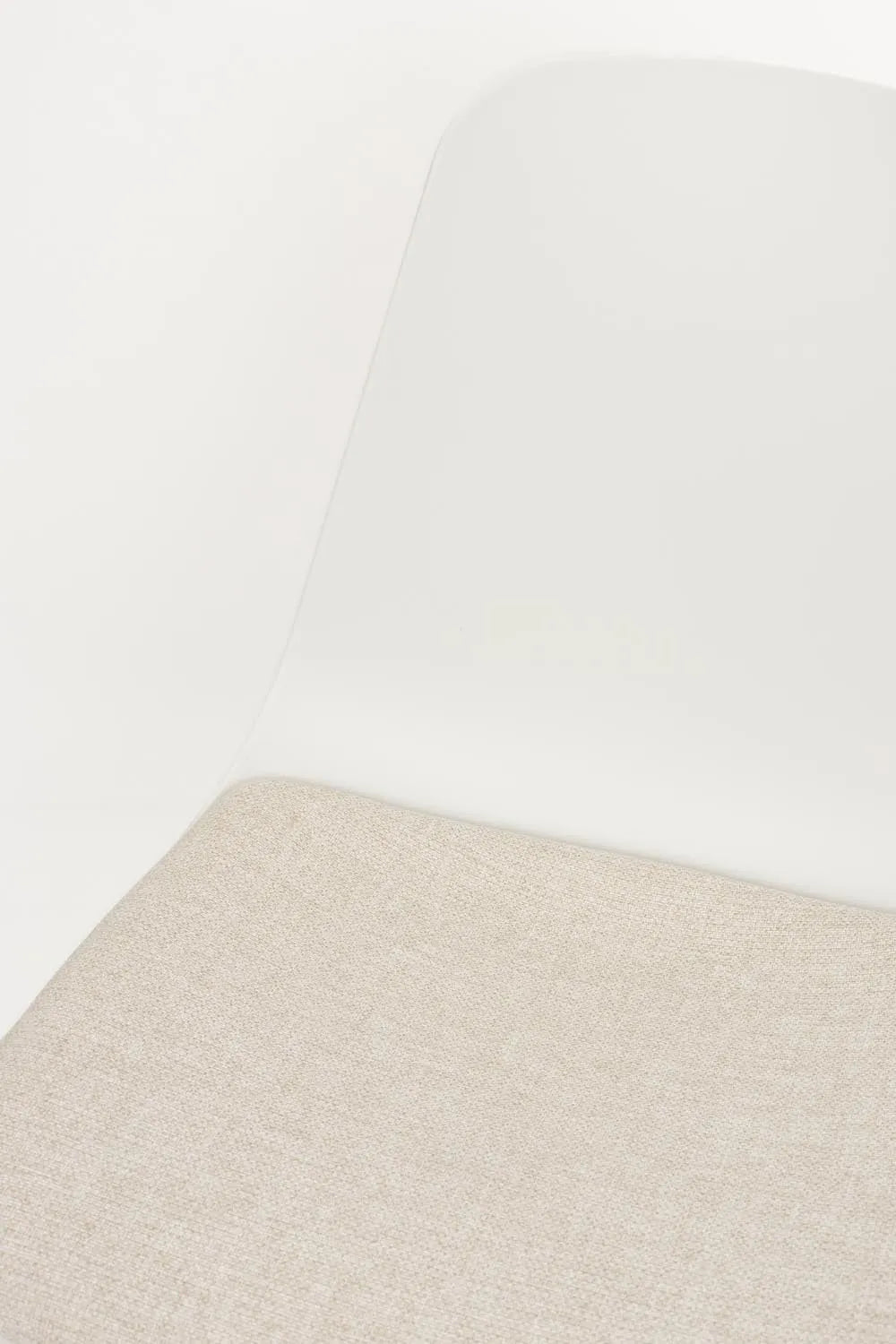 Moderner Stuhl Jeffrey White: Perfekte Ergänzung für jedes Zuhause.