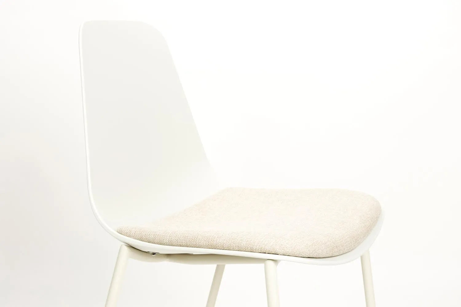 Moderner Stuhl Jeffrey White: Perfekte Ergänzung für Ihr Zuhause.