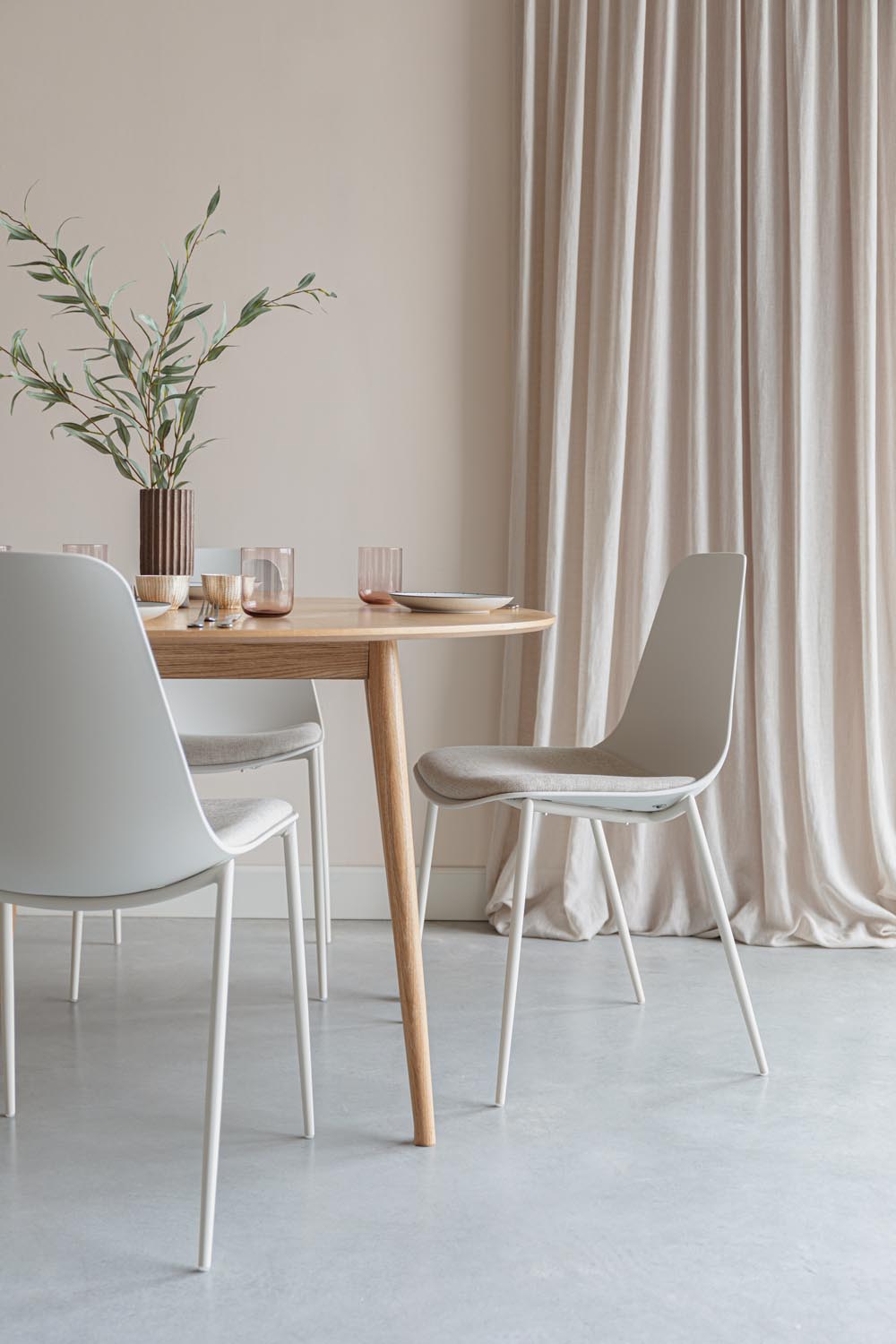 Moderner Stuhl Jeffrey White von White Label Living für stilvolle Räume.