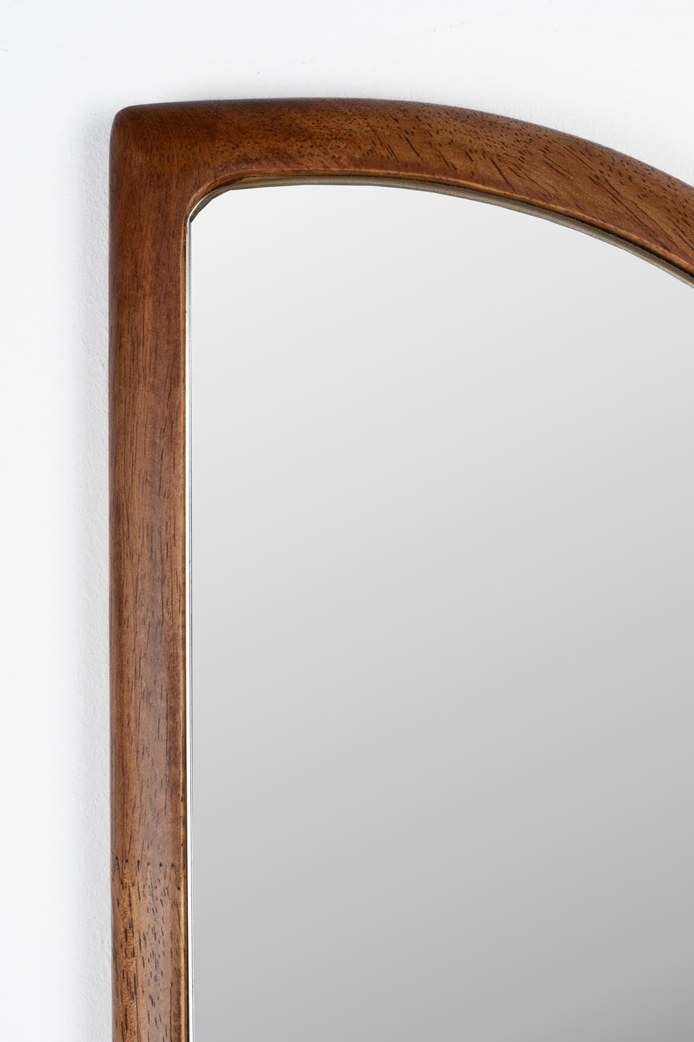 Stilvoller Nyko-Spiegel mit edlem Holzrahmen von White Label Living.