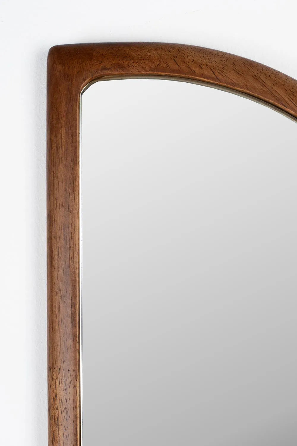 Stilvoller Nyko-Spiegel mit edlem Holzrahmen von White Label Living.
