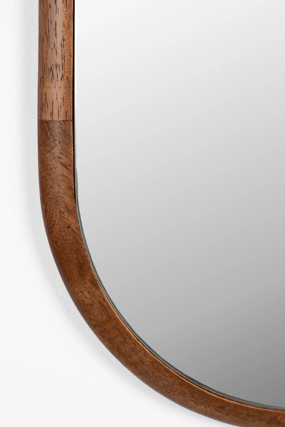 Nyko-Spiegel: Modernes Design mit umweltfreundlichem Holzrahmen.