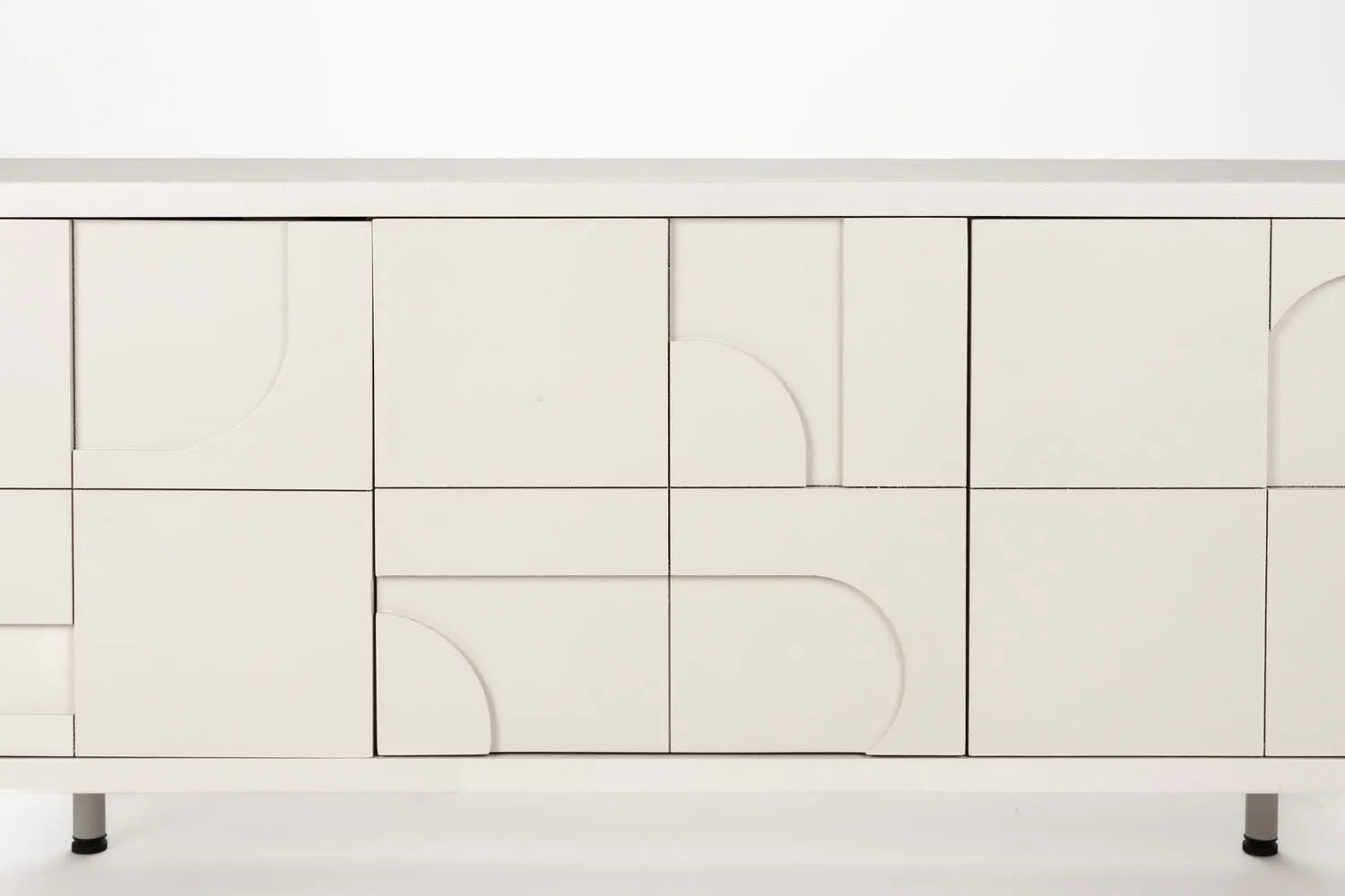 Elegantes Sideboard Funk: Funktionalität trifft auf modernes Design.