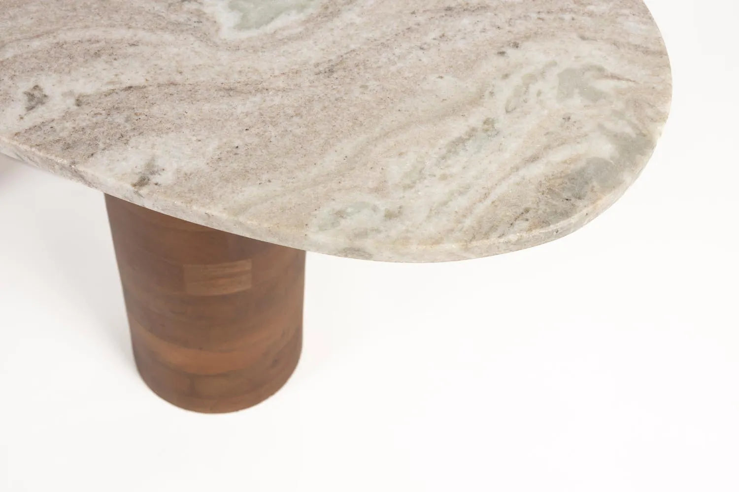 Moderner Kouk Couchtisch von White Label Living in Marmor-Optik.