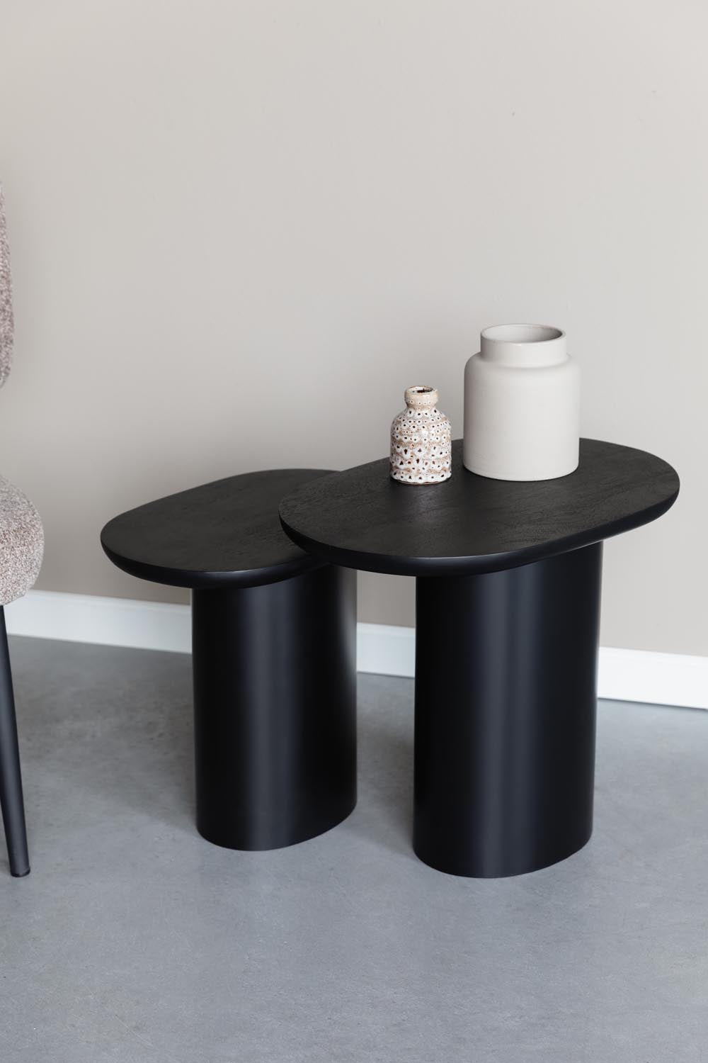 Stilvolles Bela Beistelltisch 2er Set von White Label Living: Robuste, industrielle Tische für jeden Raum, vielseitig und pflegeleicht.