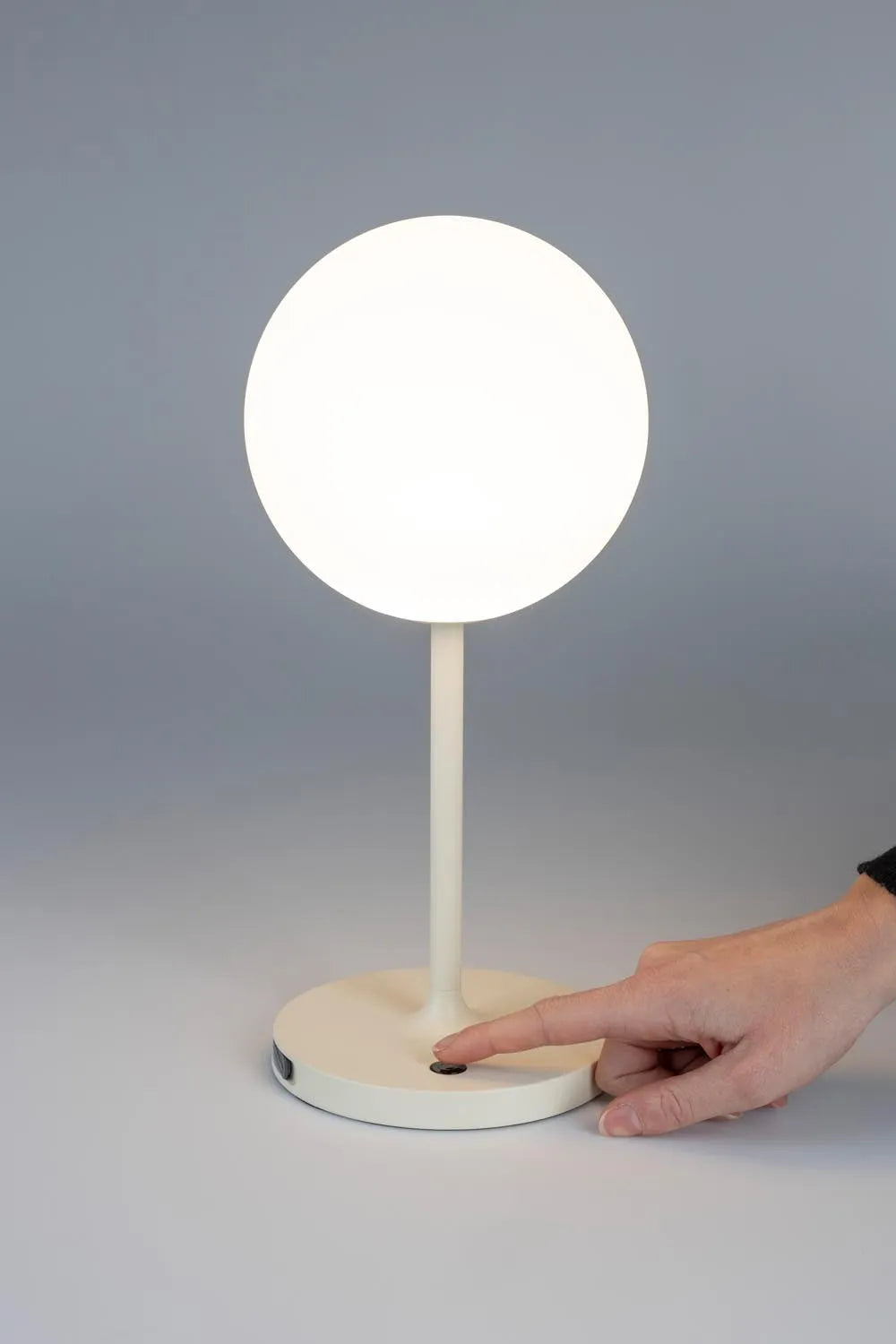 Stilvolle Tischlampe Hub Beige von White Label Living für Ihr Zuhause.