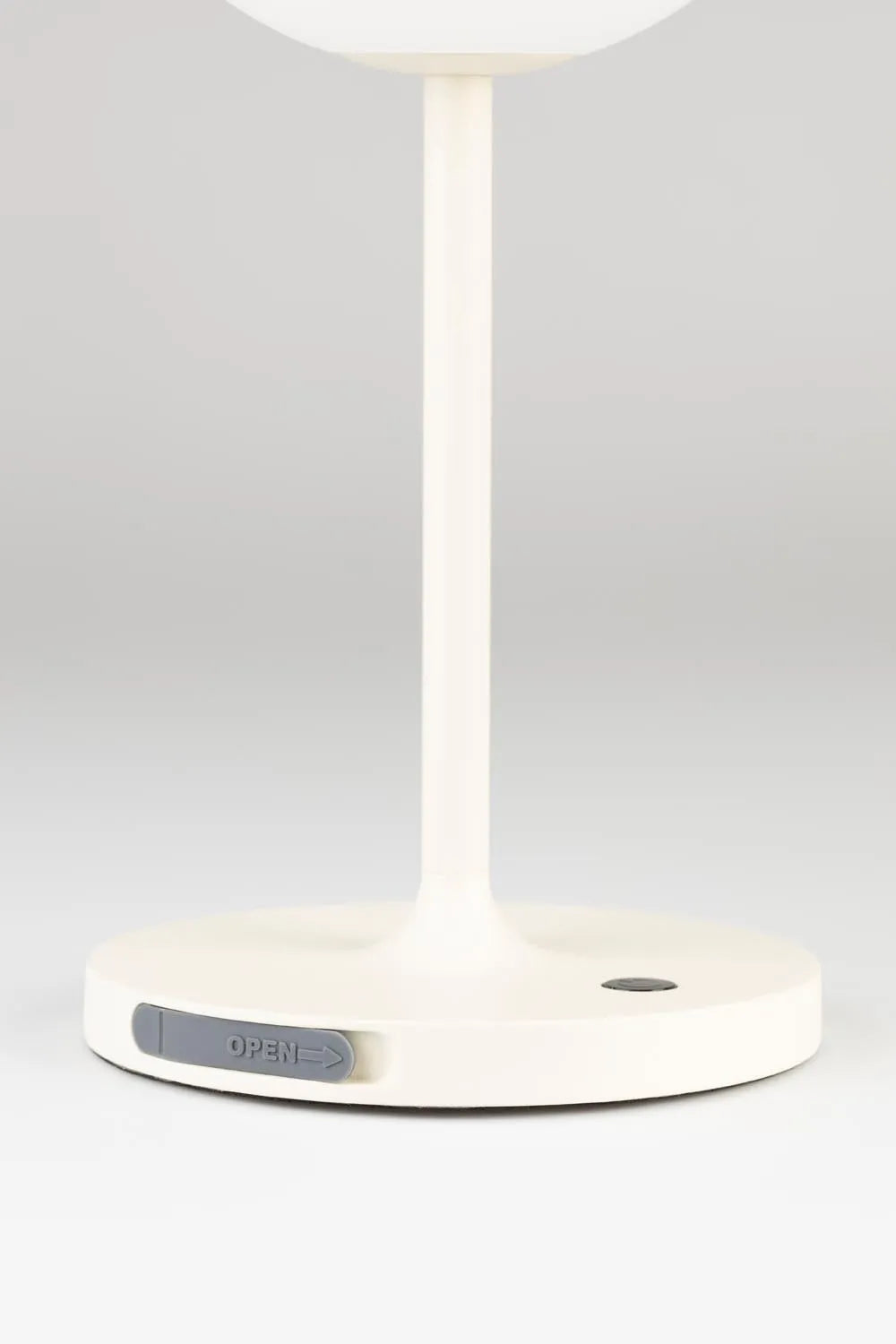 Moderne Tischlampe Hub Beige: Funktionalität trifft auf Stil.