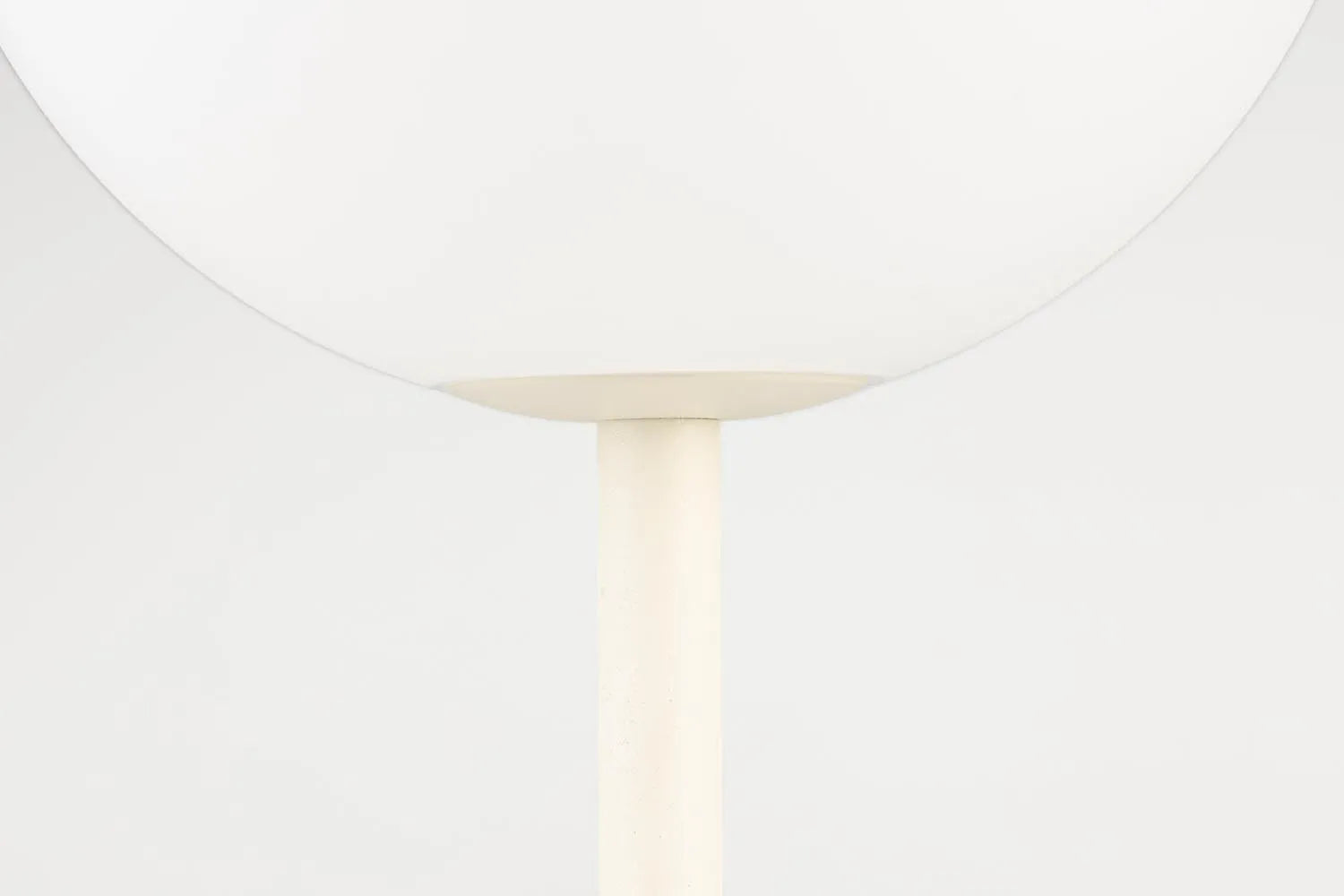 Elegante Tischlampe Hub Beige: Perfekte Beleuchtung für jeden Raum.