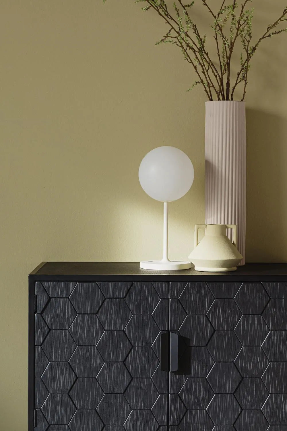Moderne Tischlampe Hub Beige von White Label Living für stilvolles Ambiente.