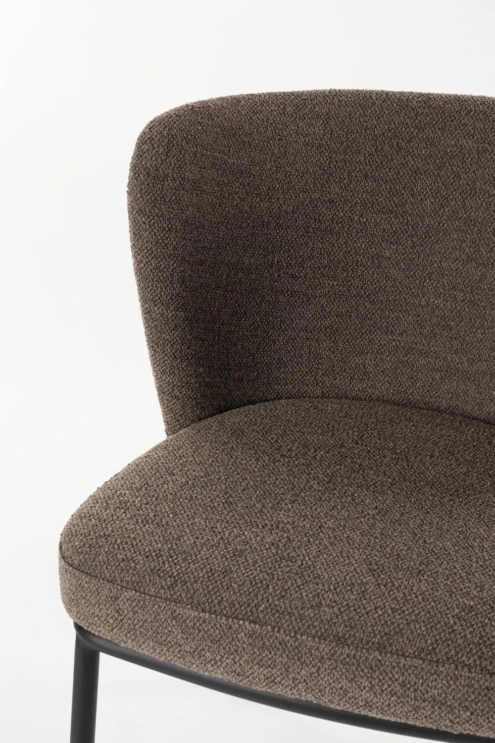 Guus Stuhl Braun: Zeitloses Design trifft auf höchsten Sitzkomfort.
