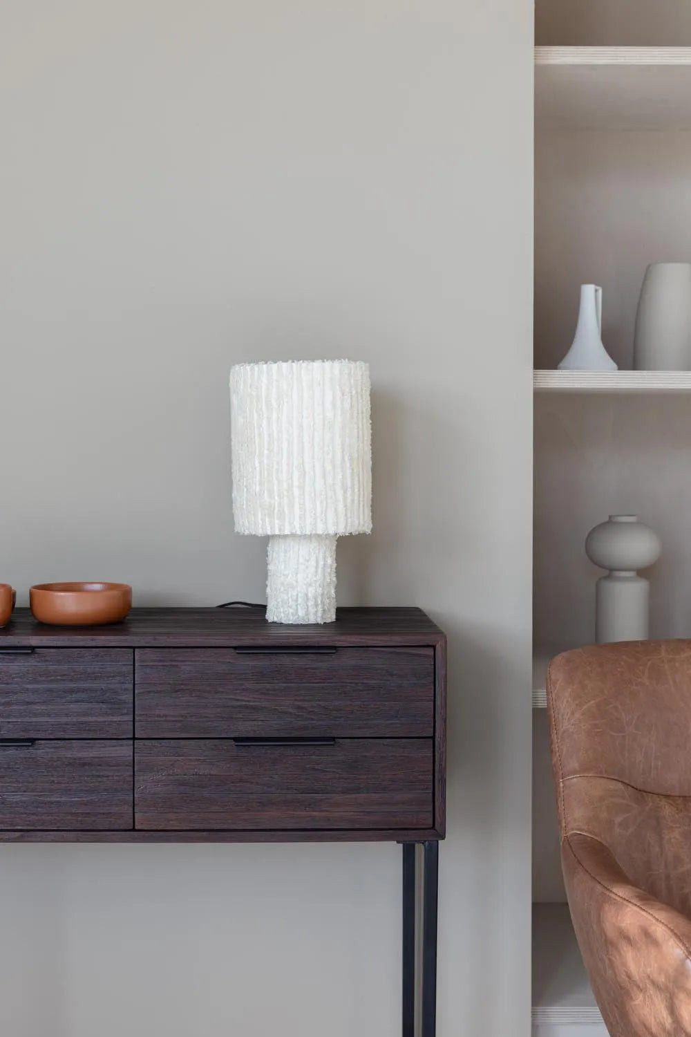 Webster Schrank L: Zeitloses Design aus hochwertigem Teakholz.