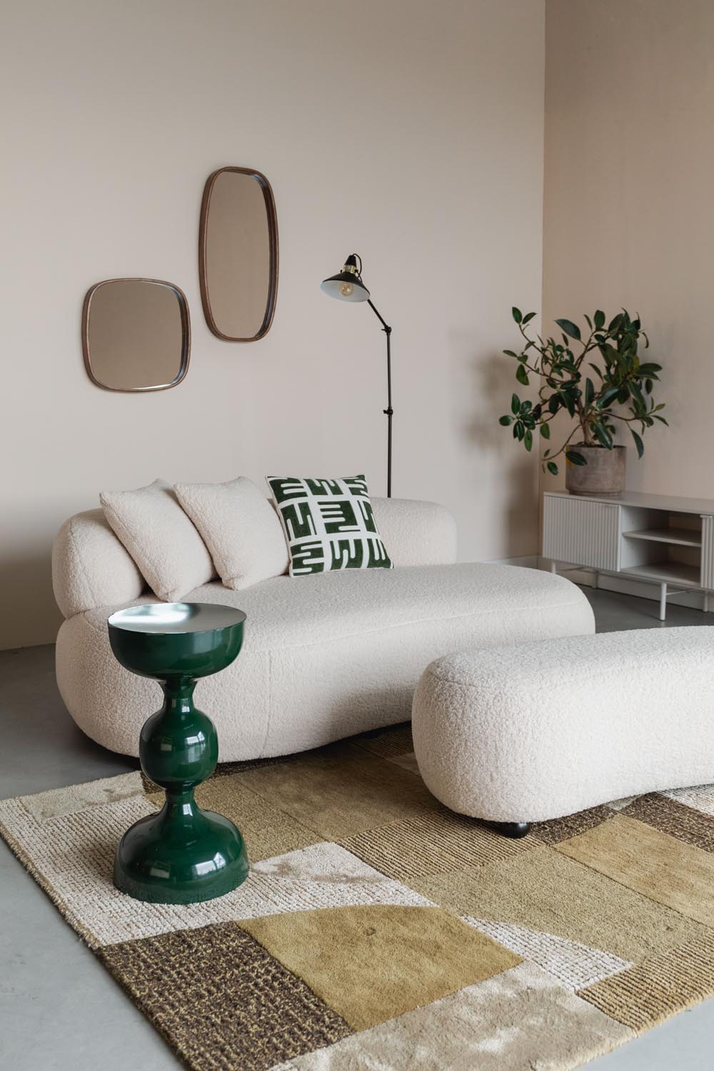 Eleganter Hocker Noxx: Stil und Komfort vereint, ideal für jeden Raum. Hochwertiges Polyester, kompakt und vielseitig.