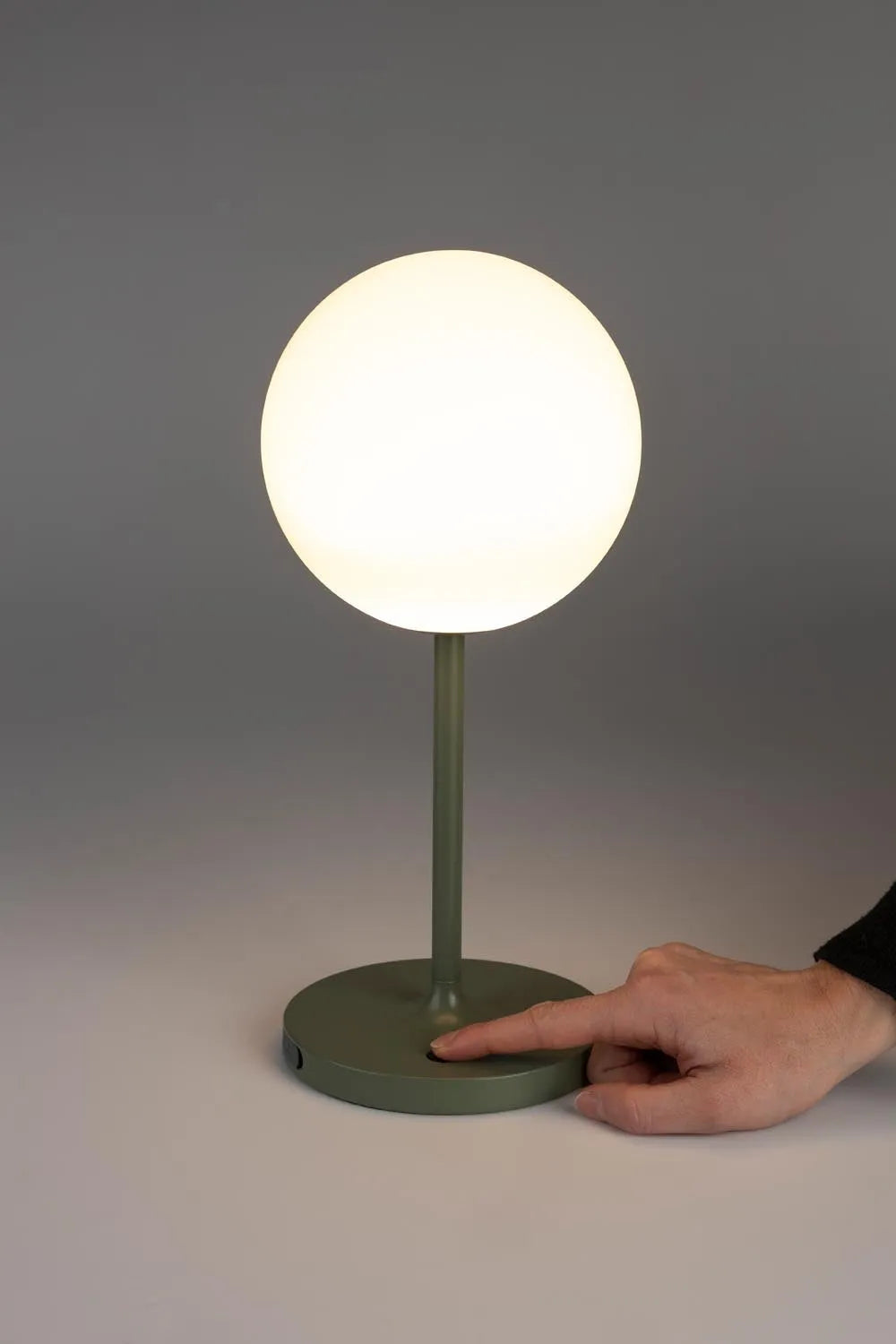 Stilvolle grüne Tischlampe von White Label Living – perfekt für moderne Wohnräume und vielseitige Beleuchtung.