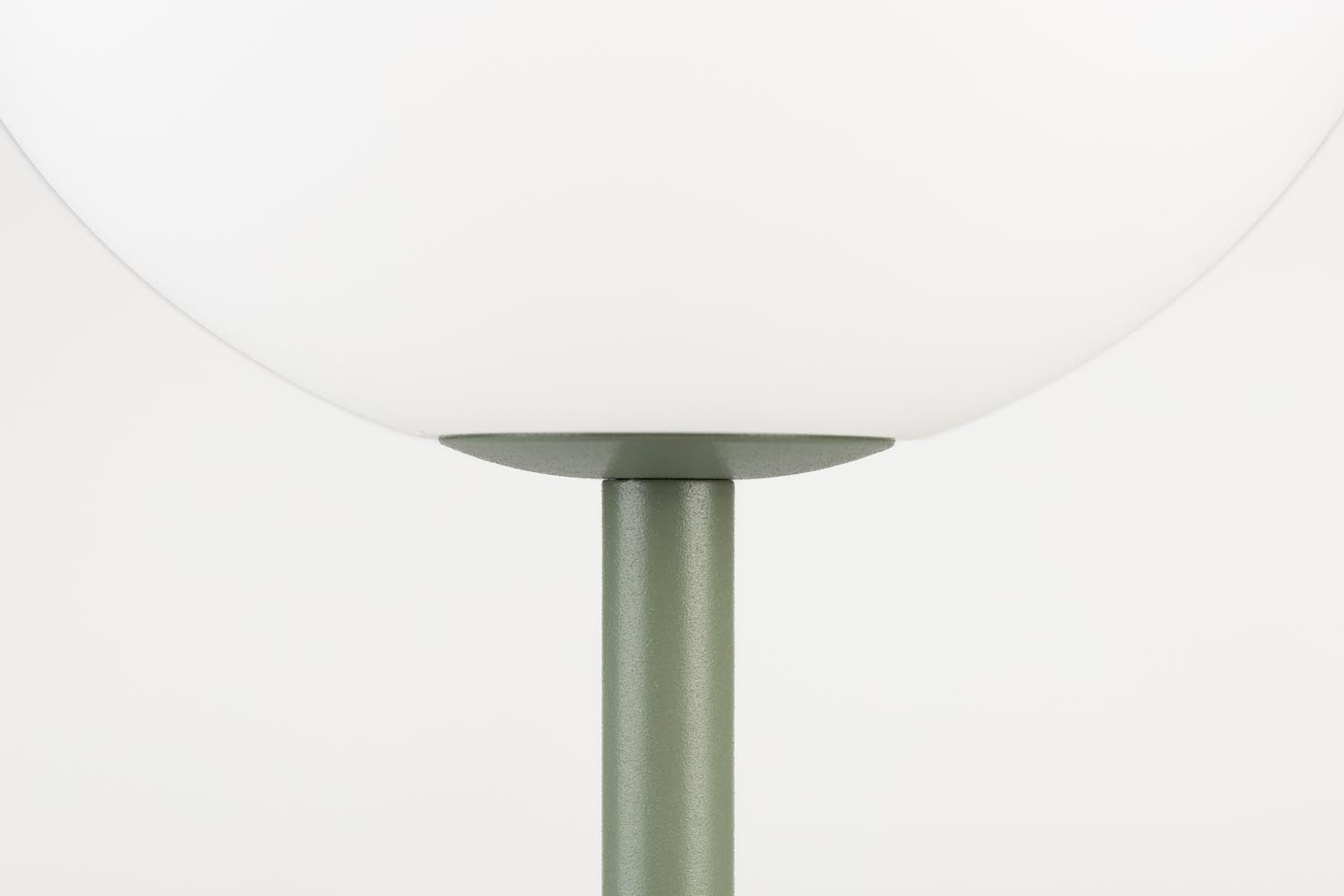 Elegante Tischlampe in Grün von White Label Living – ideal für stilvolle Akzente im Büro oder Wohnzimmer.