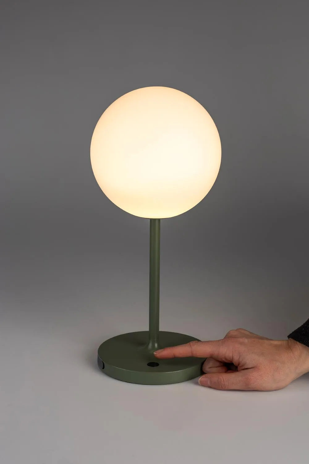 Moderne grüne Tischlampe Hub von White Label Living für stilvolle Räume.