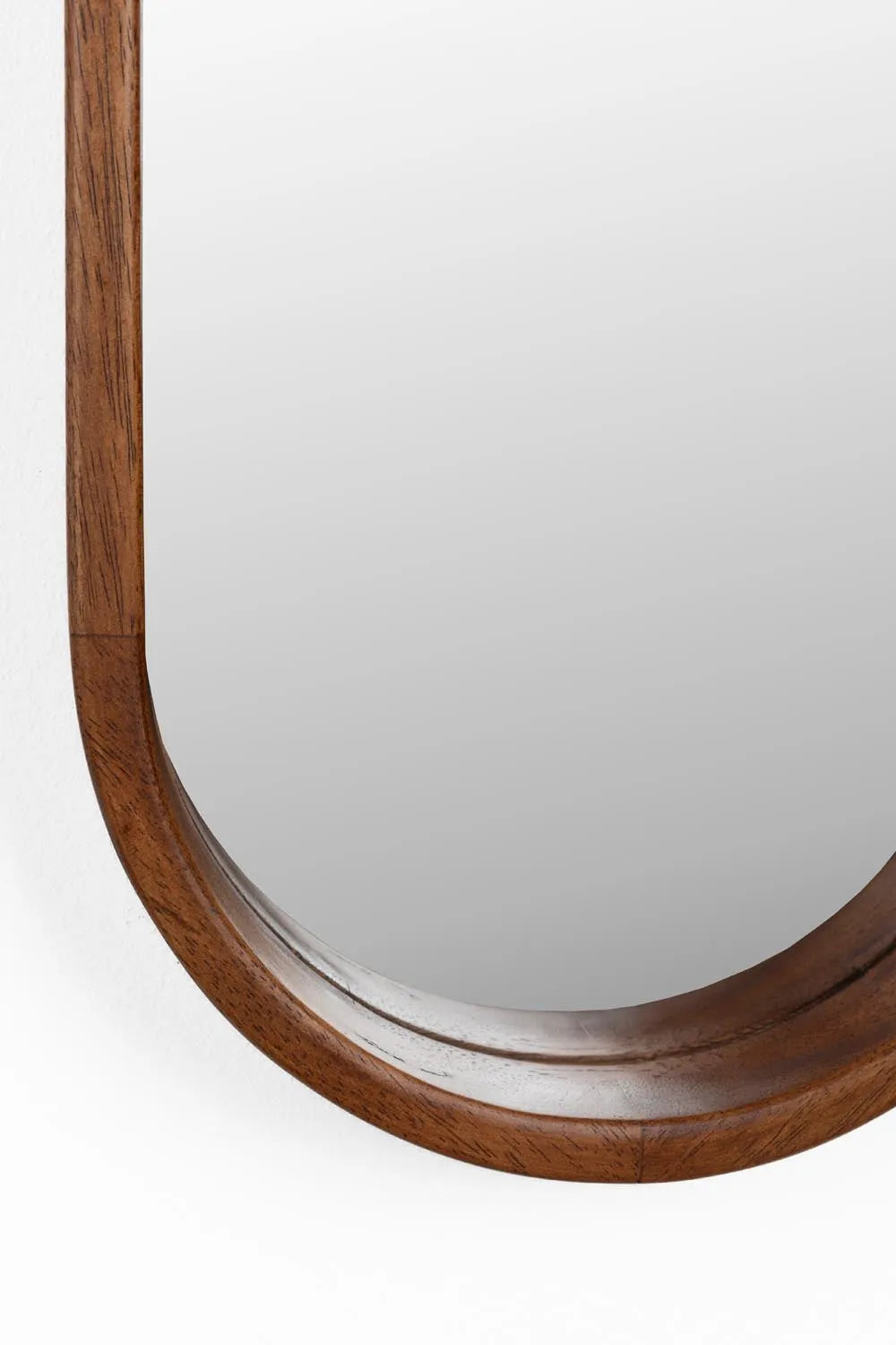 Eleganter Nyko Spiegel mit organischem Holzrahmen von White Label.
