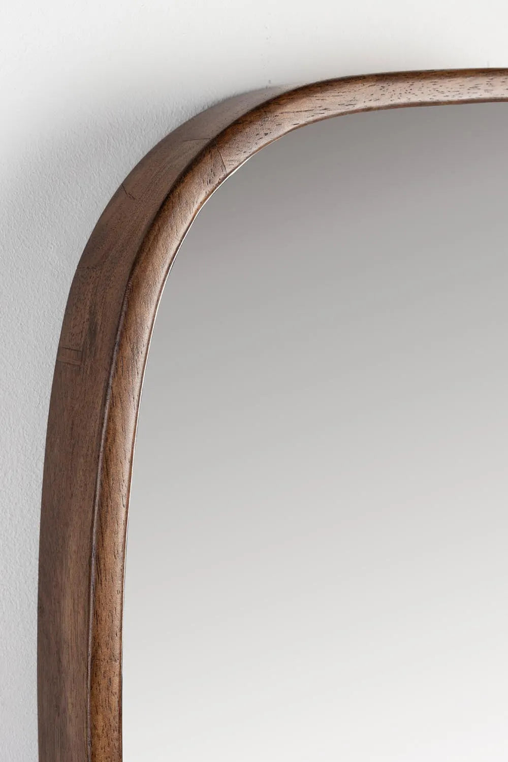 Nyko Mirror M: Stilvoller Spiegel mit Gummibaumholzrahmen, ideal für kleine Räume und vielseitig einsetzbar.