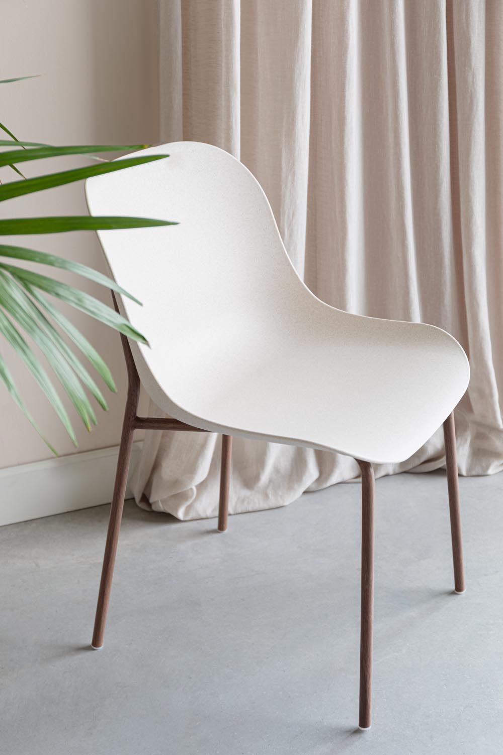 Entdecken Sie den eleganten Stuhl Weizen von White Label Living – ein stilvolles Möbelstück aus langlebigem Polypropylen für höchsten Komfort.