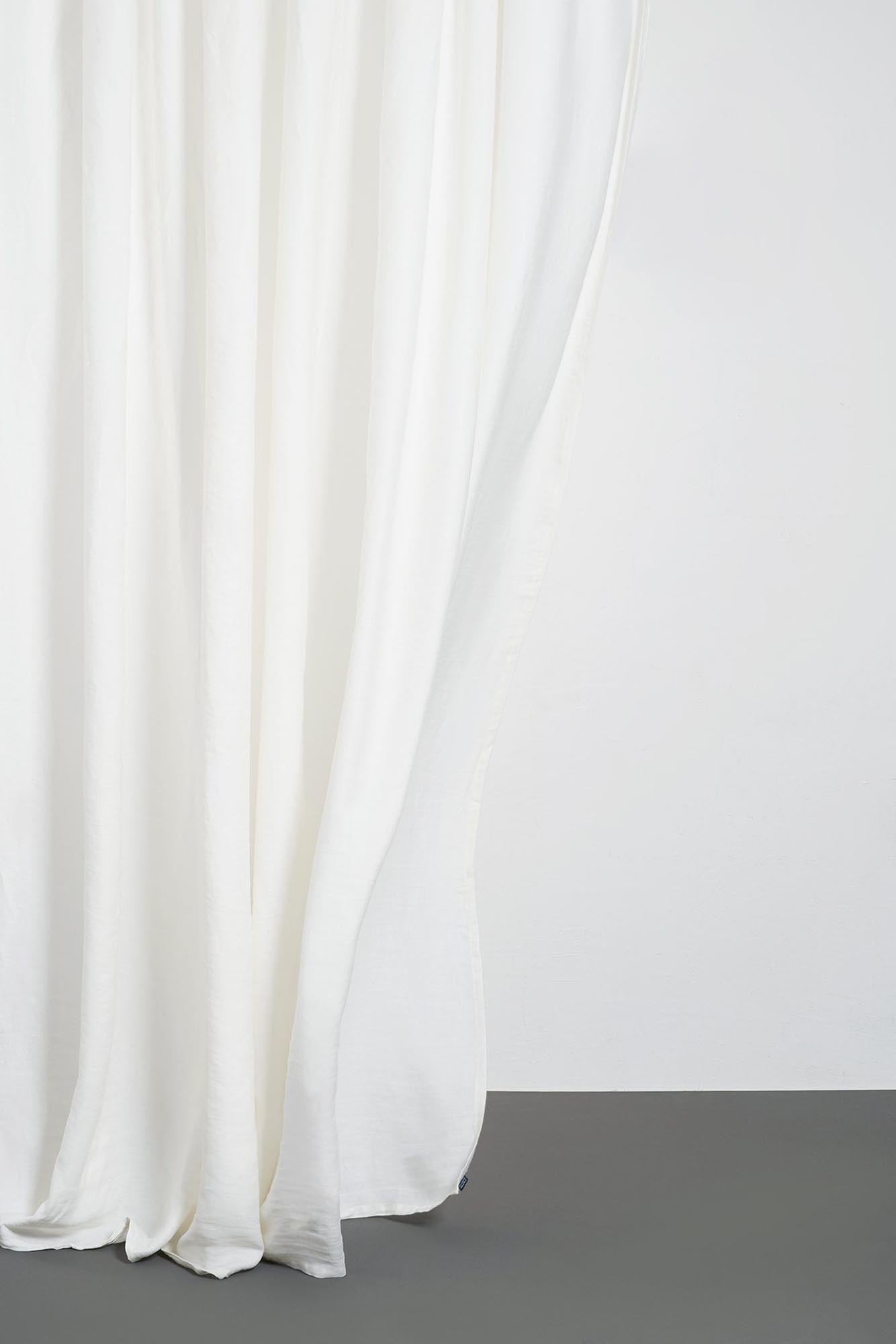 Verleihen Sie Ihrem Raum mit dem Two Tone Vorhang in Stonewashed Weiss von ZigZagZurich einen Hauch von Eleganz. Aus feinstem Leinen gefertigt, sorgt er für eine stilvolle Atmosphäre.