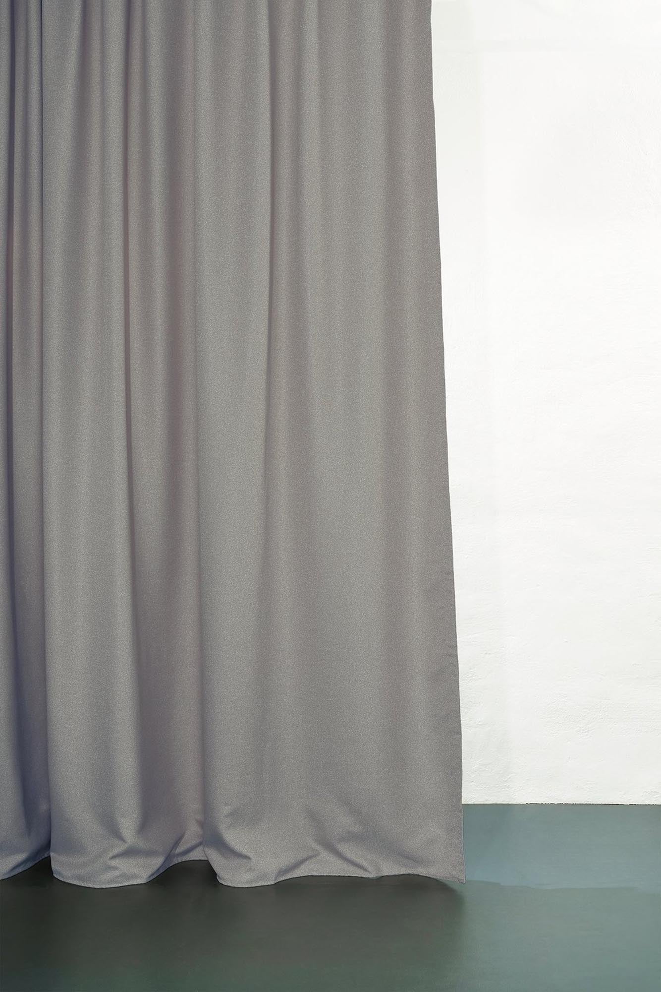 Eleganter Hangover Dimout Vorhang von ZigZagZurich für optimalen Sichtschutz.