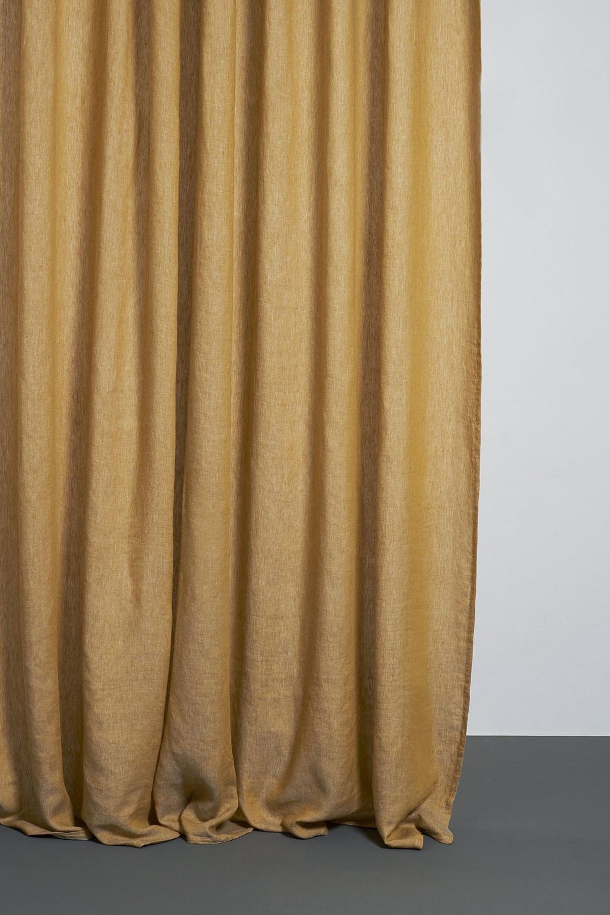 Two Tone Vorhang Stonewashed in Gold präsentiert im Onlineshop von KAQTU Design AG. Vorhang ist von ZigZagZurich