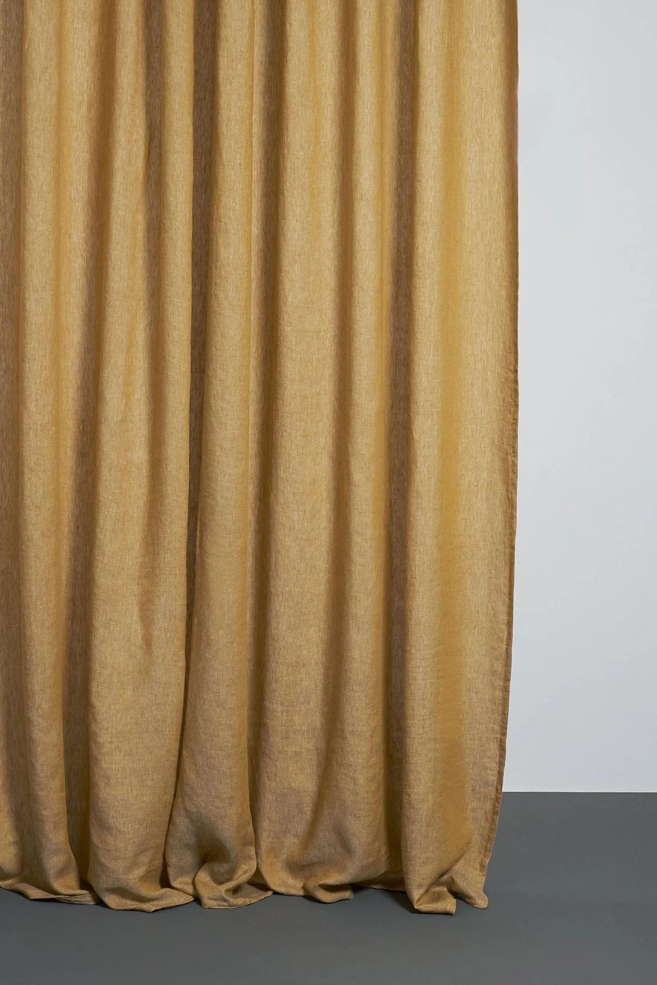 Eleganter Vorhang von ZigZagZurich im modernen Stonewashed-Design.