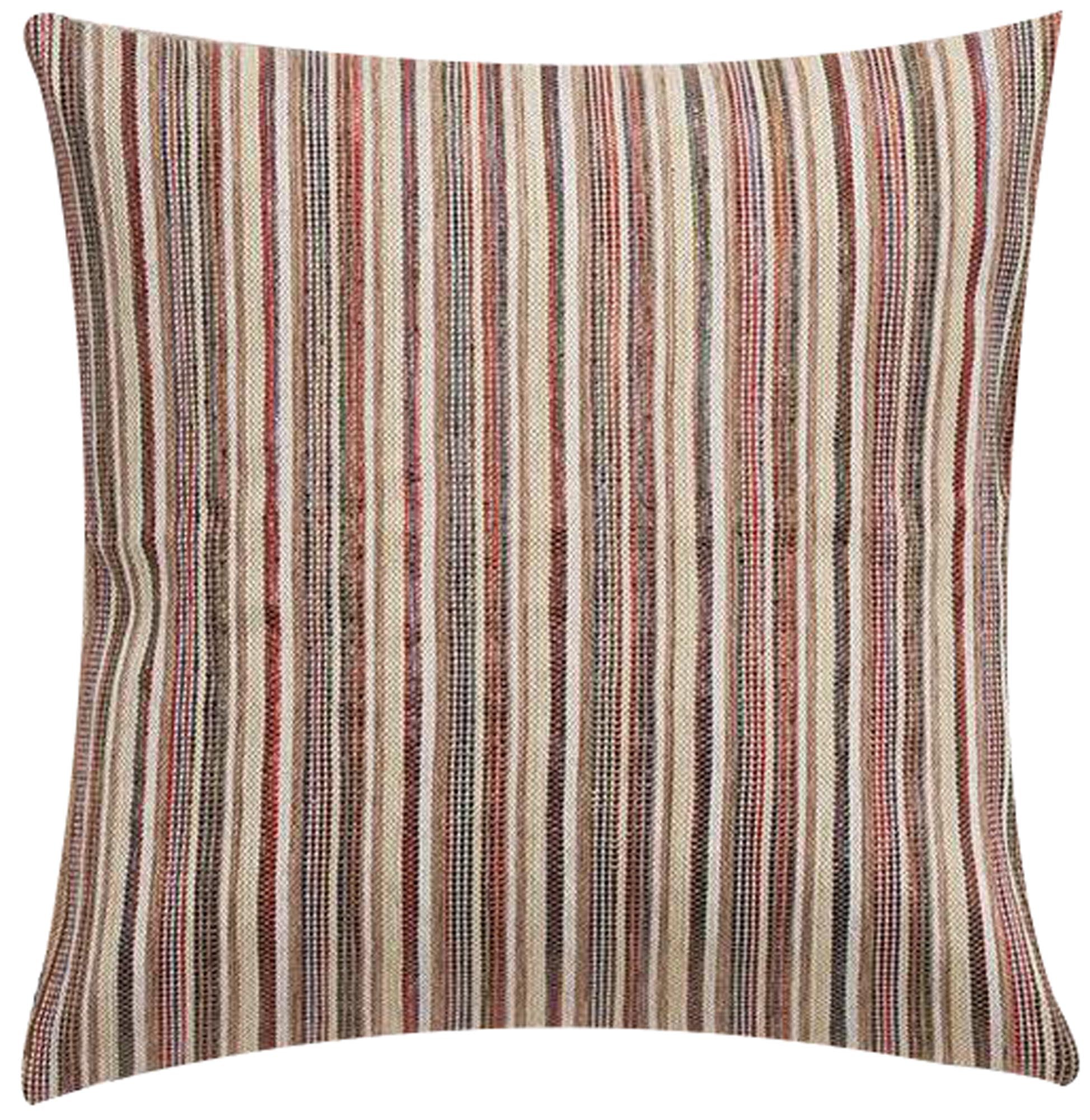 Eleganter Kissenbezug aus Raffia für tropisches Wohnambiente.