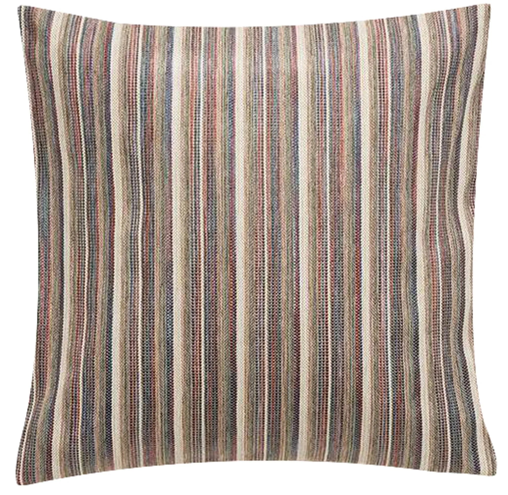Stilvoller Kissenbezug aus Raffia und Leinen in erdigen Tönen, ideal für entspannte, mediterrane Atmosphäre.