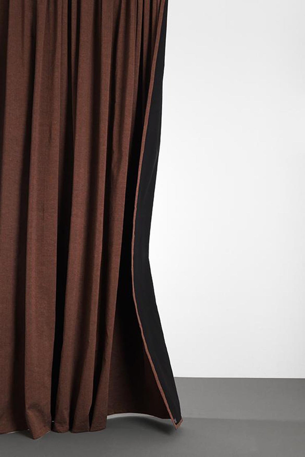 Baumwollvorhang Belize in Schwarz / Kupferrot präsentiert im Onlineshop von KAQTU Design AG. Vorhang ist von ZigZagZurich