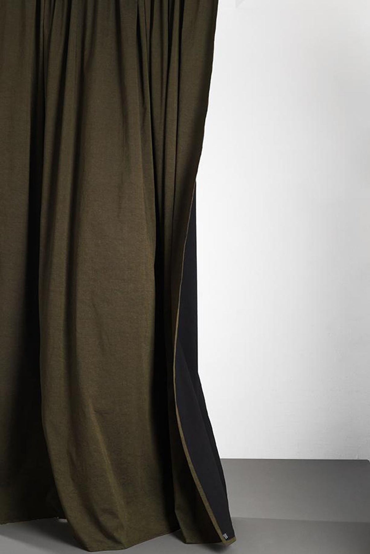 Baumwollvorhang Belize in Schwarz / Olivgrün präsentiert im Onlineshop von KAQTU Design AG. Vorhang ist von ZigZagZurich