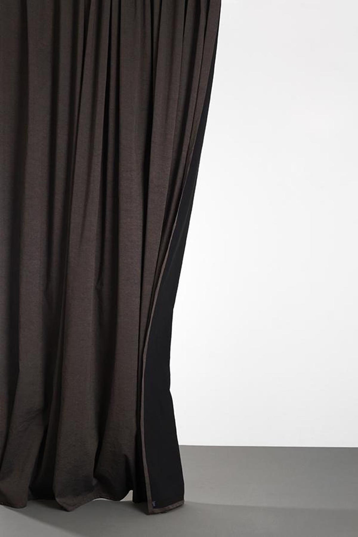 Baumwollvorhang Belize in Maronbraun / Schwarz präsentiert im Onlineshop von KAQTU Design AG. Vorhang ist von ZigZagZurich