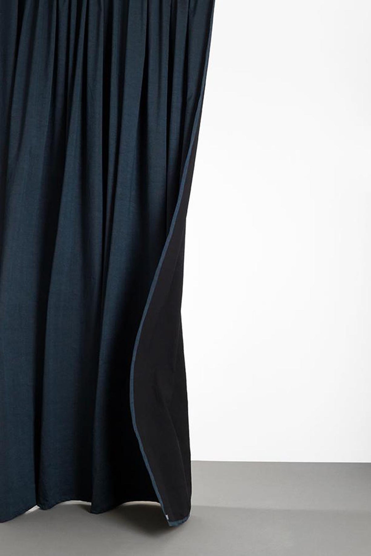Baumwollvorhang Belize in Denim Blau / Schwarz präsentiert im Onlineshop von KAQTU Design AG. Vorhang ist von ZigZagZurich