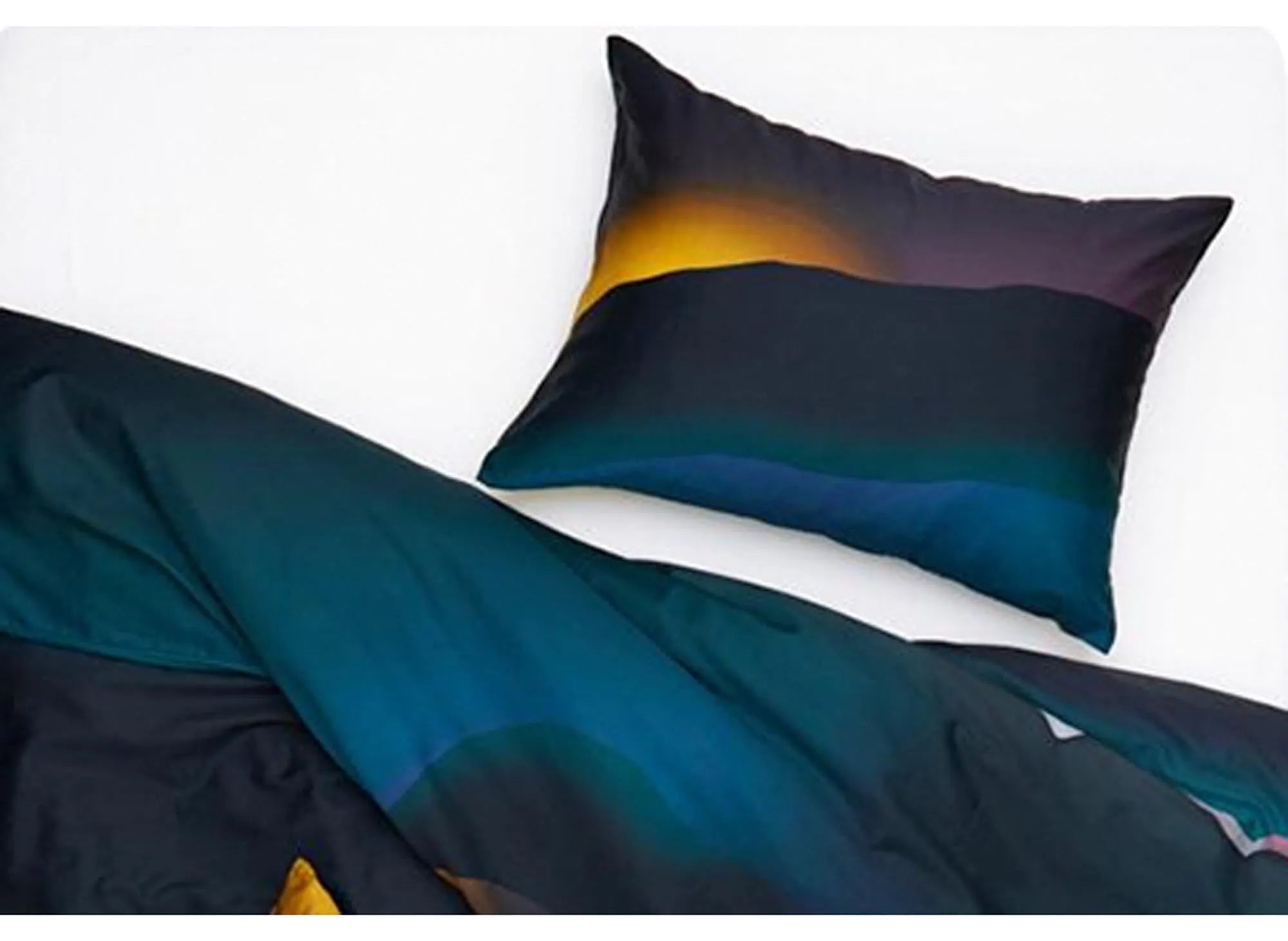 Kissenbezug Morena: Kunstvolles Design von ZigZagZurich für Ihr Zuhause.