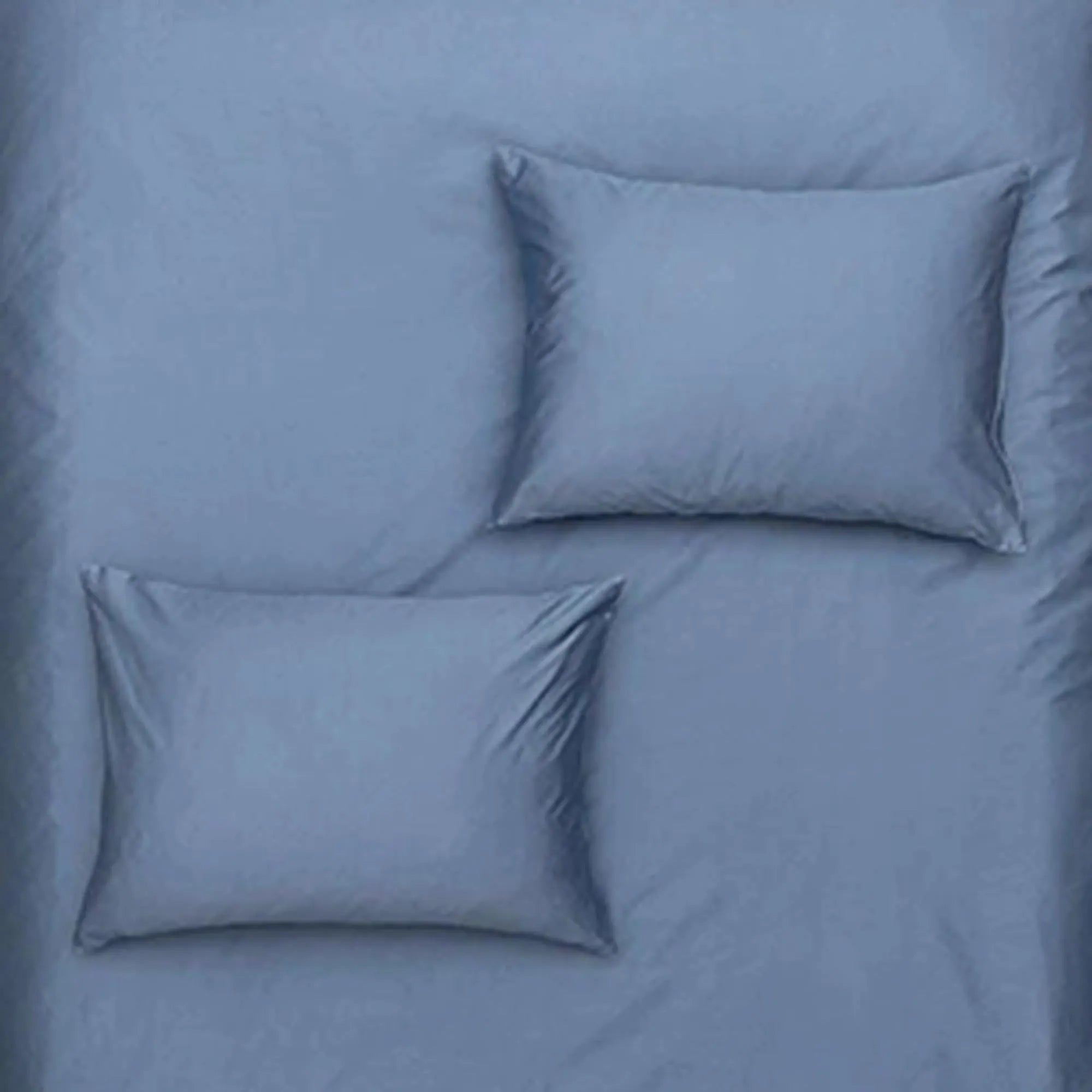 Eleganter Satin-Kissenbezug von ZigZagZurich für erholsamen Schlaf.