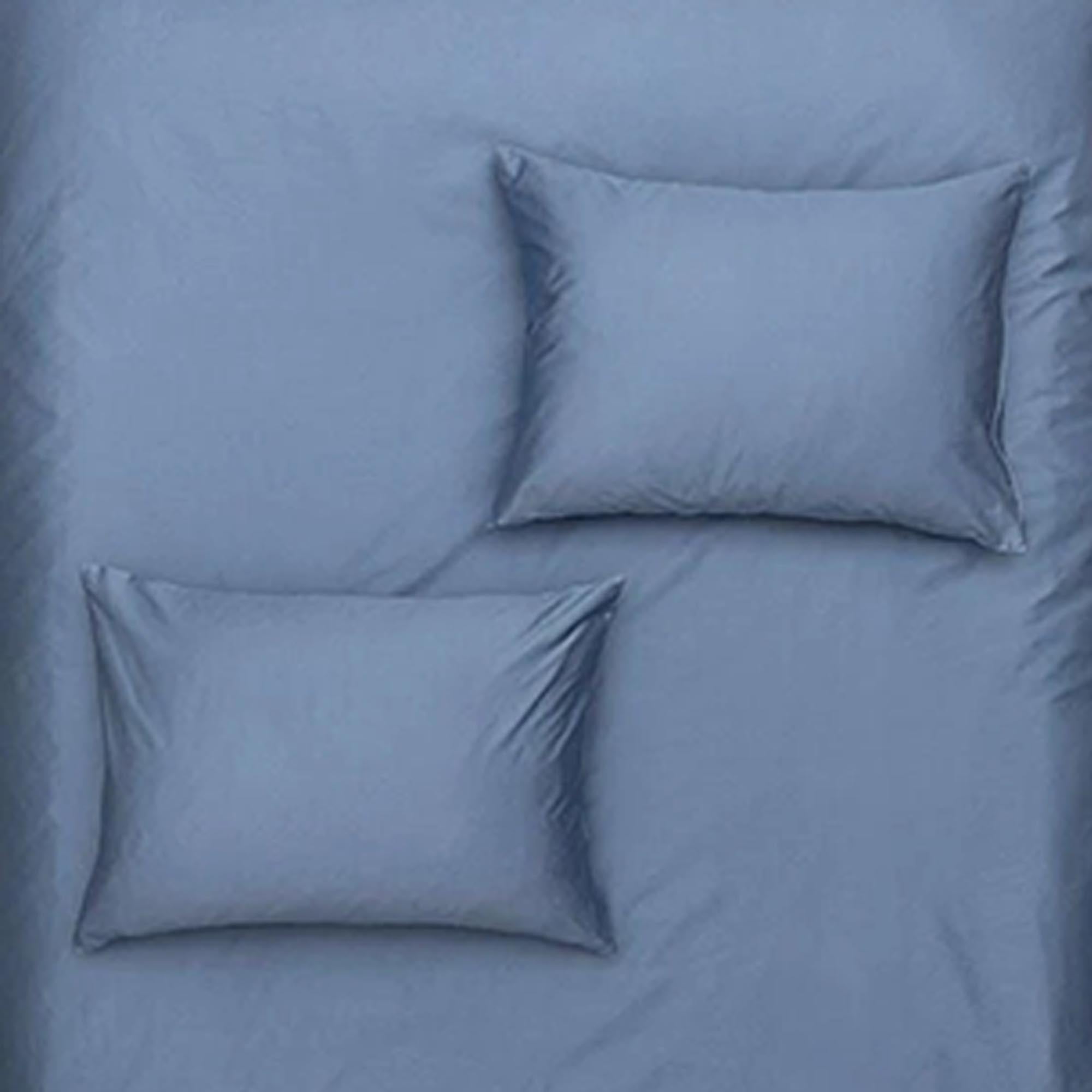Luxuriöser Satin-Kissenbezug von ZigZagZurich für traumhaften Schlaf.