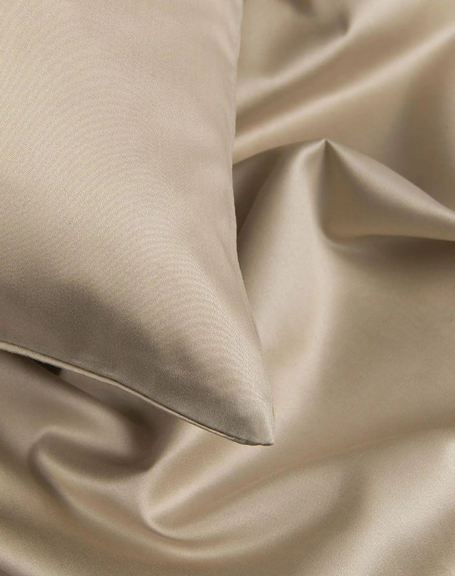 Elegantes Satin-Fixleintuch von ZigZagZurich für erholsame Nächte.