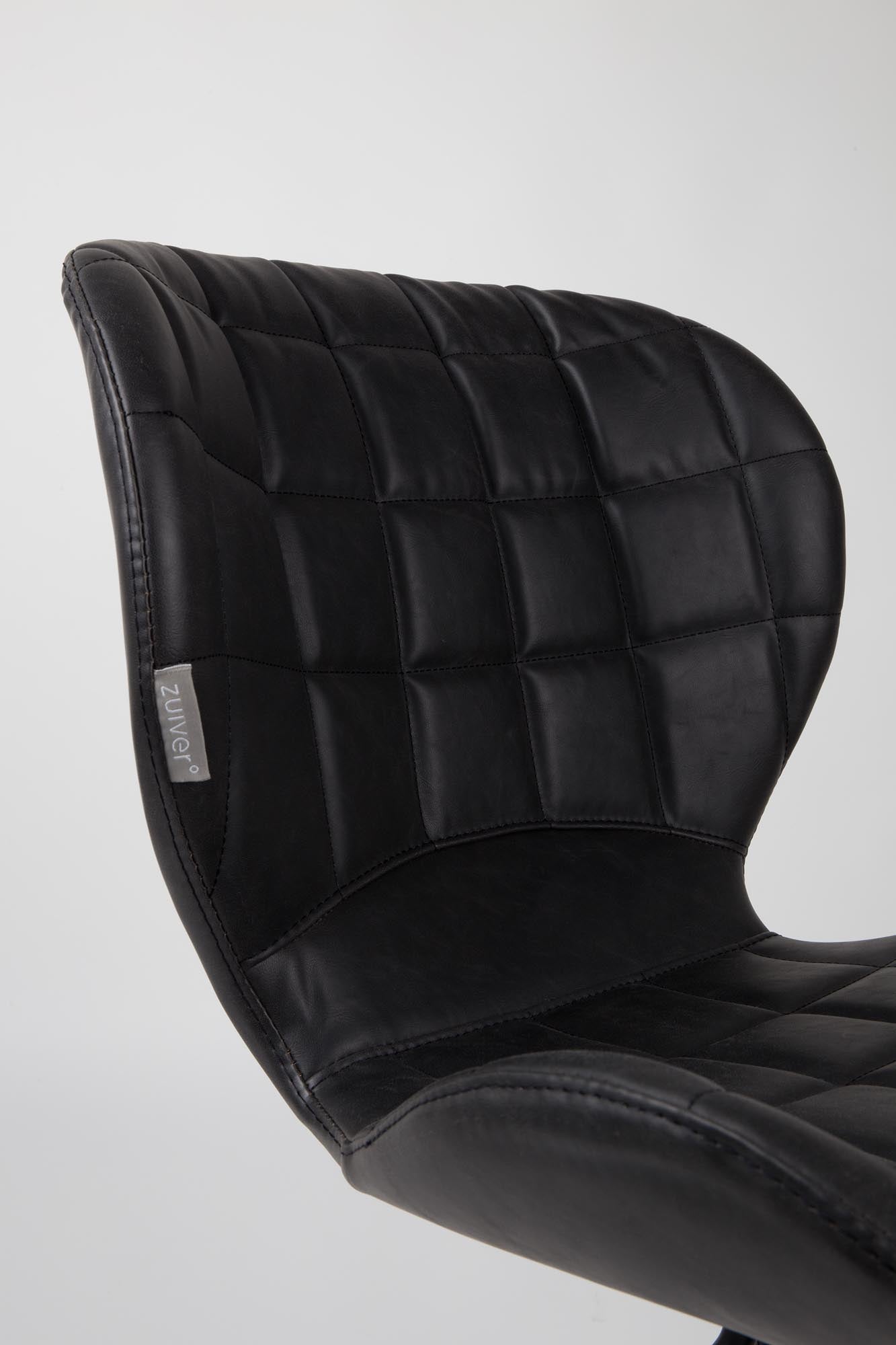 Der Stuhl OMG LL von Zuiver vereint stilvolles Design mit hohem Sitzkomfort. Perfekt für Esszimmer und Büros, in vielen Farben erhältlich.