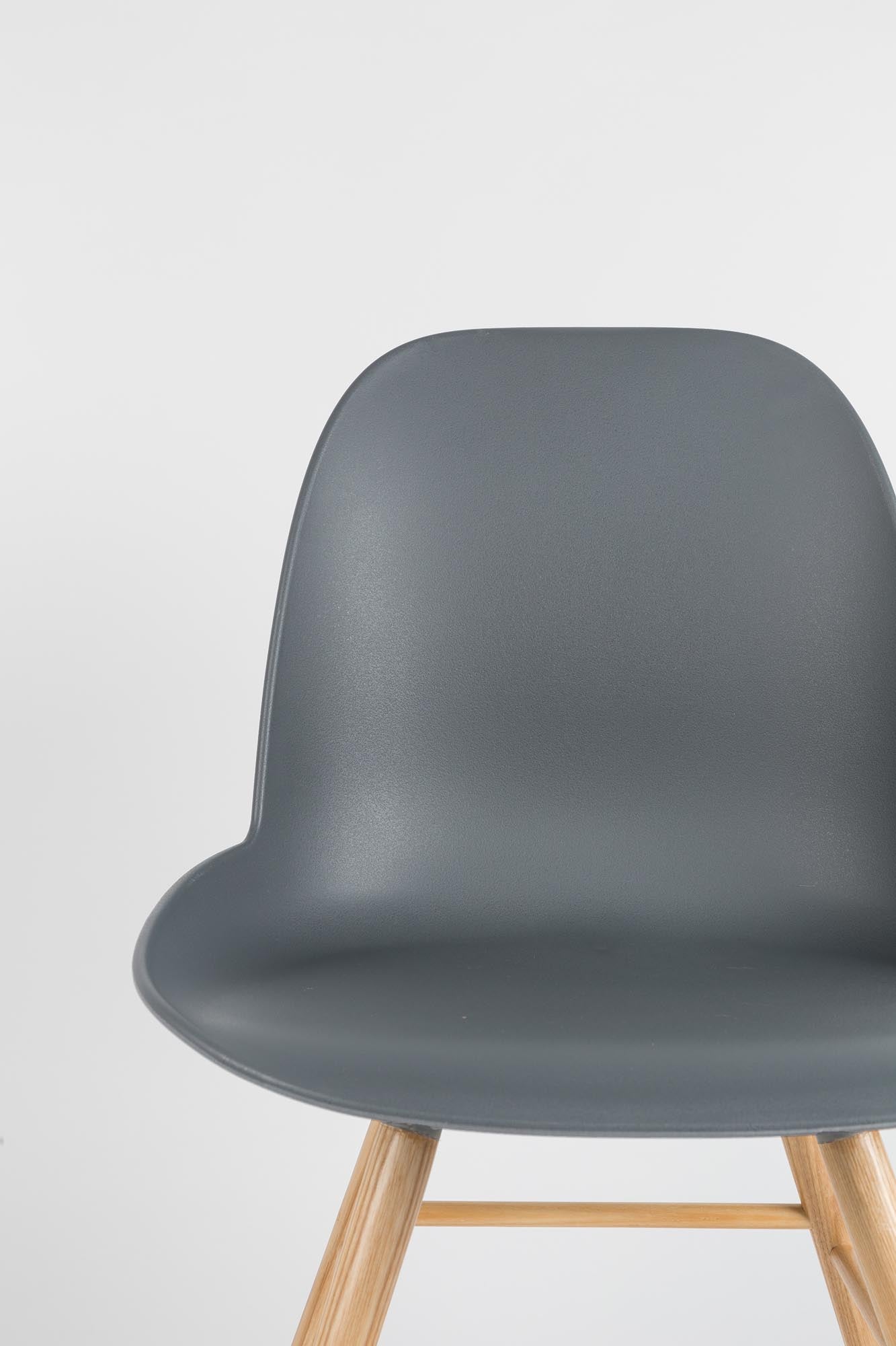 Der Albert Kuip Stuhl von Zuiver vereint modernes Design mit hohem Sitzkomfort – ideal für stilvolle Wohnräume.