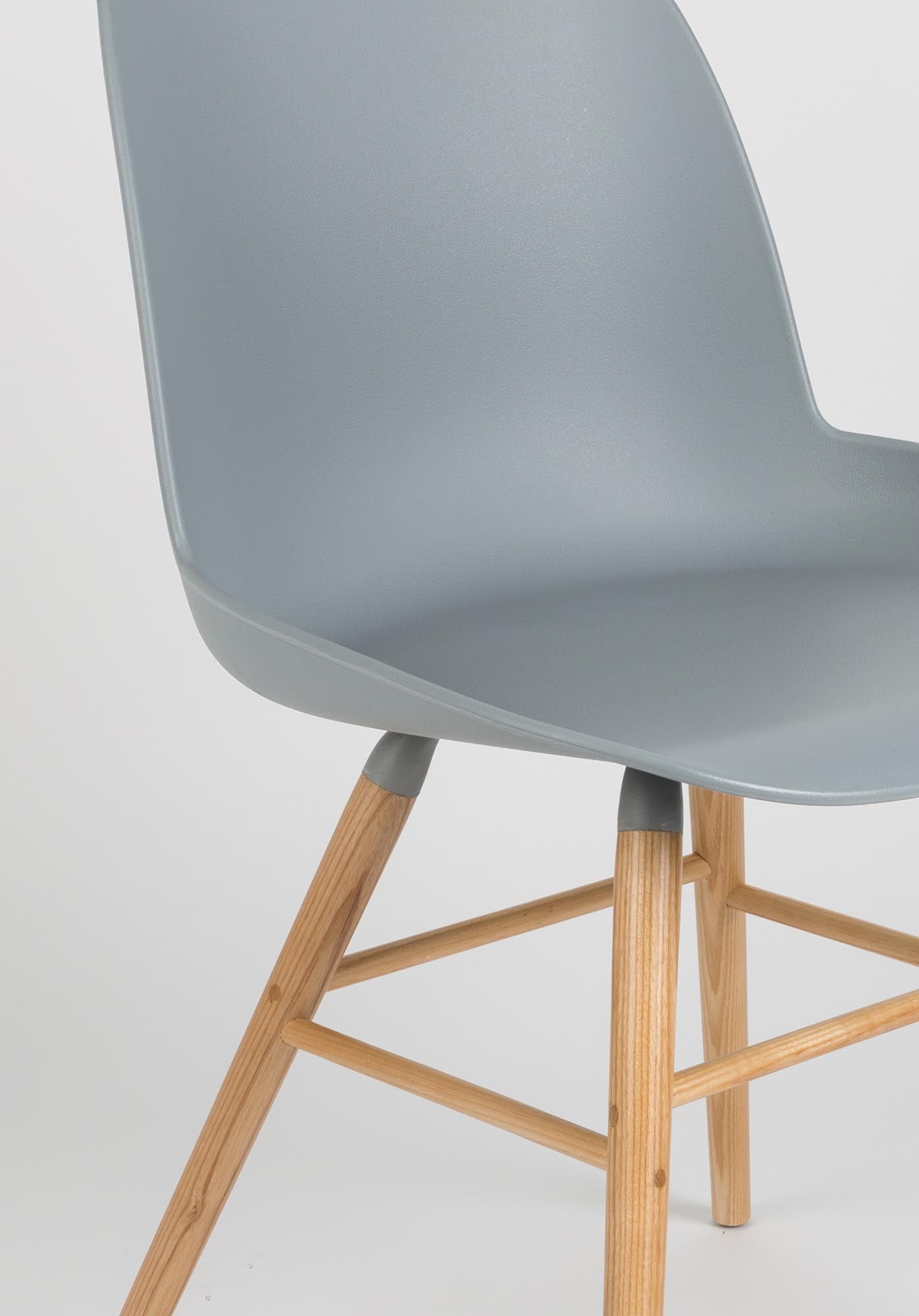Entdecken Sie den Albert Kuip Stuhl von Zuiver: Modernes Design, hochwertige Materialien und ergonomischer Komfort für jeden Raum.