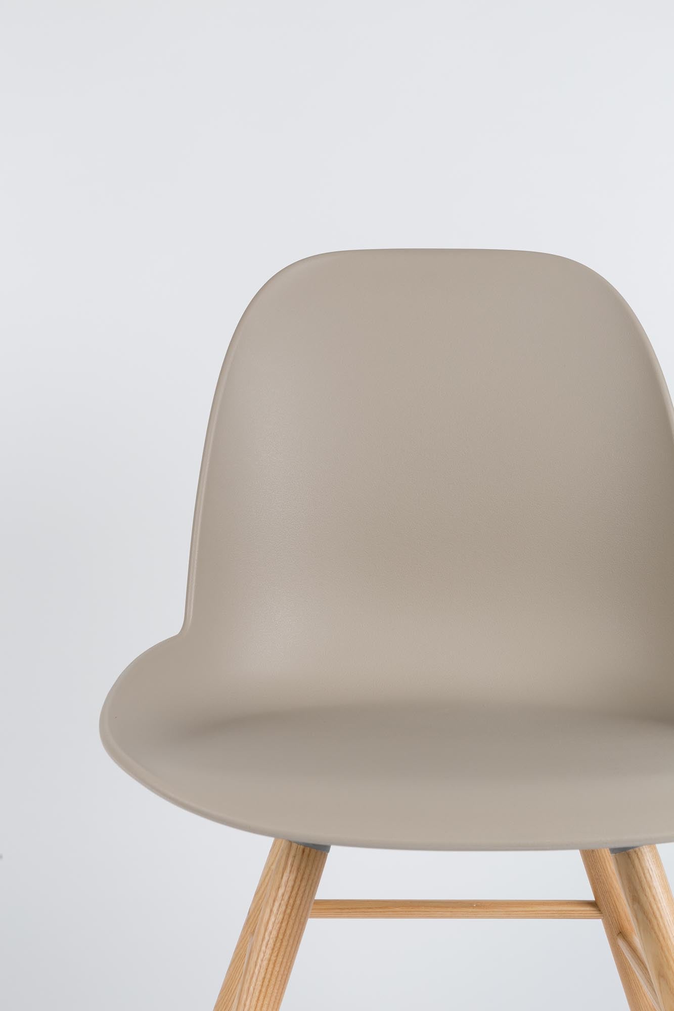 Entdecken Sie den Albert Kuip Stuhl von Zuiver: Ergonomisch, aus hochwertigem Eschenholz, vereint er Komfort und Stil für jeden Raum.