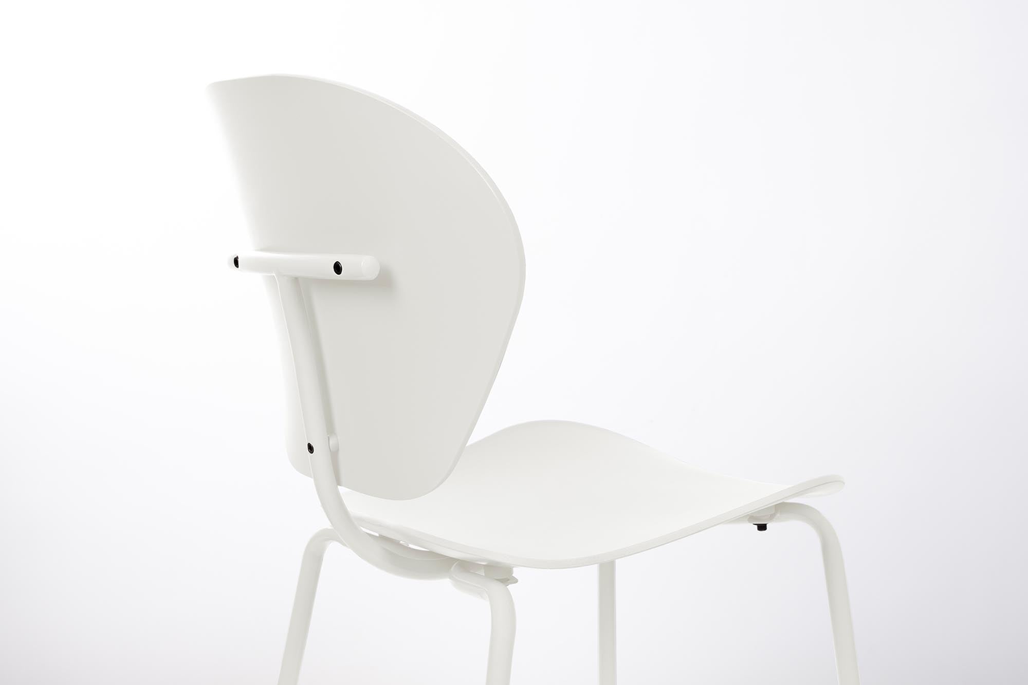 Der stilvolle Stuhl The Ocean von Zuiver vereint modernes Design mit nachhaltigen Materialien für ein umweltbewusstes Zuhause.