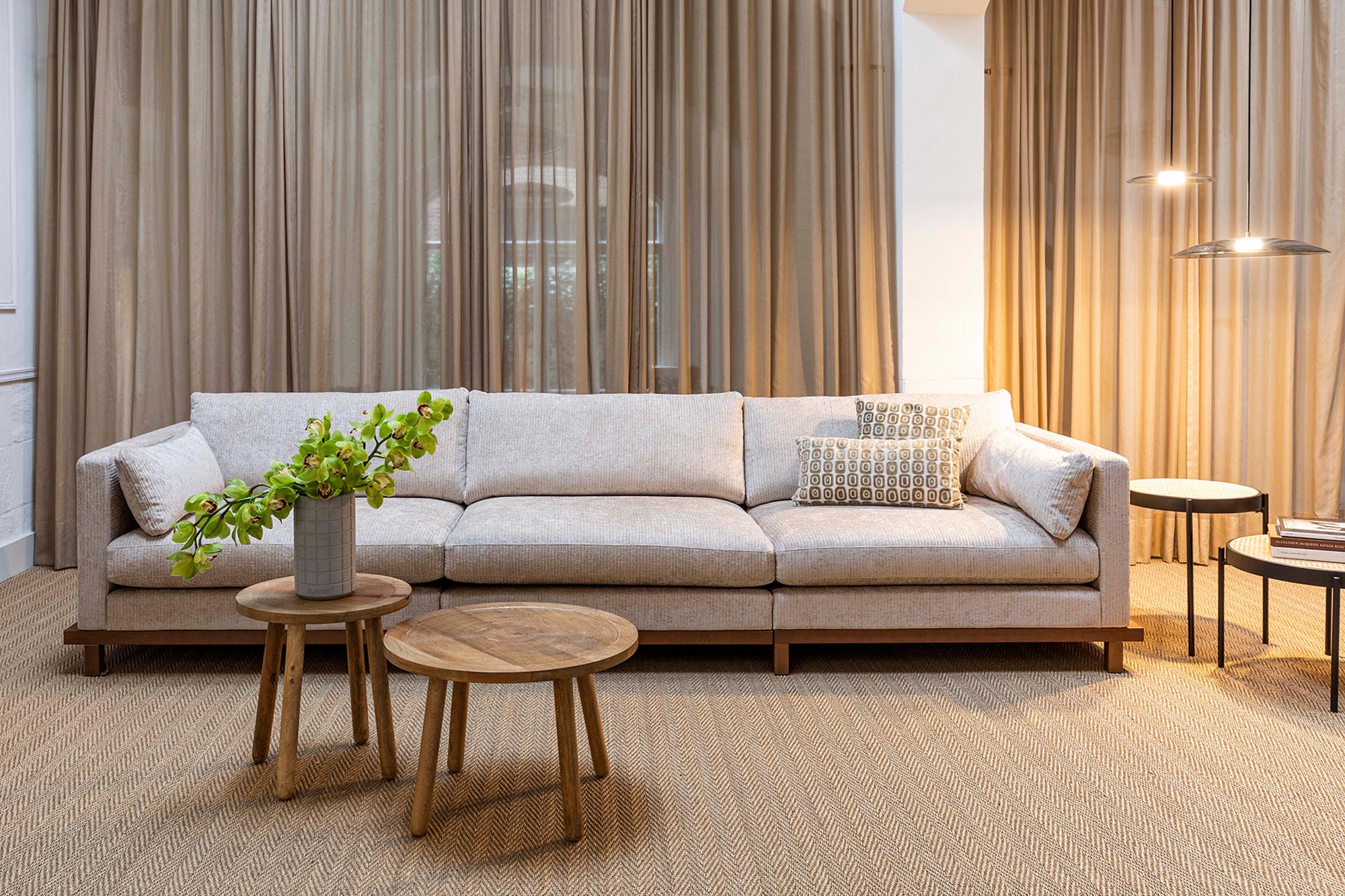 Elegantes Zuiver Blossom Sofa: 4.5 Sitzer für luxuriösen Komfort.