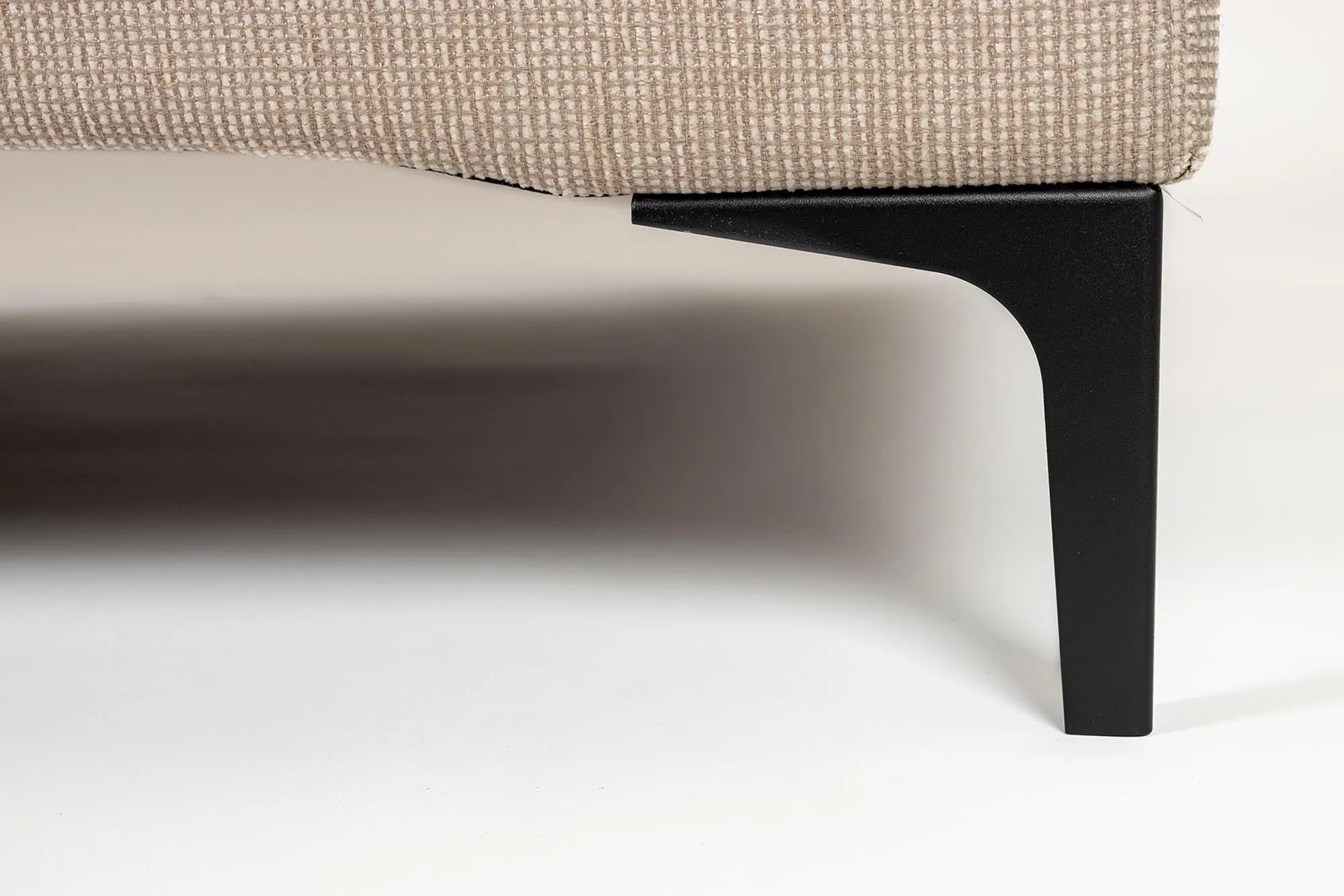 Zuiver Balcony Sofa: Komfort und Stil für Ihren Außenbereich.
