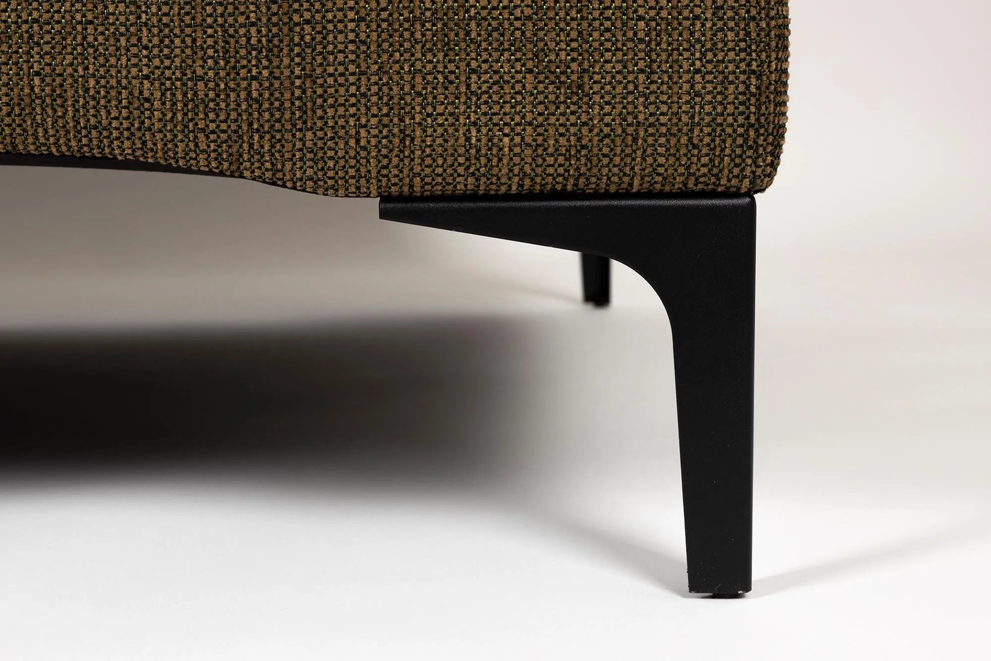 Zuiver Balcony Sofa: Modernes Design für Ihren stilvollen Außenbereich.